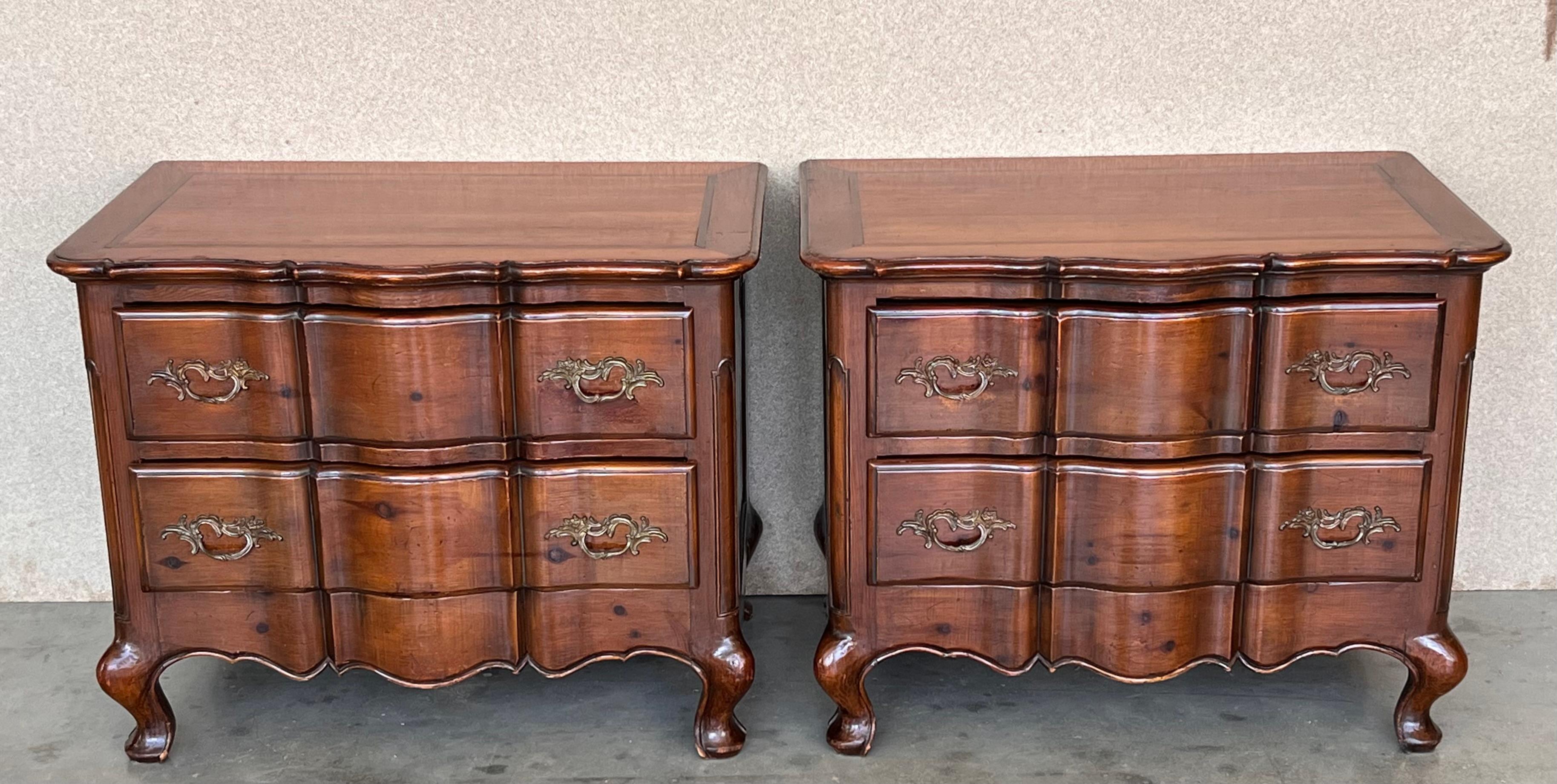 Wonderful pair of late 19th century Italian chests or commodinis made of burled walnut in the Baroque Venetian style. Each oxbow front chest has a beautifully shaped top, front, and sides with heavily burled insets outlined in walnut banding. The