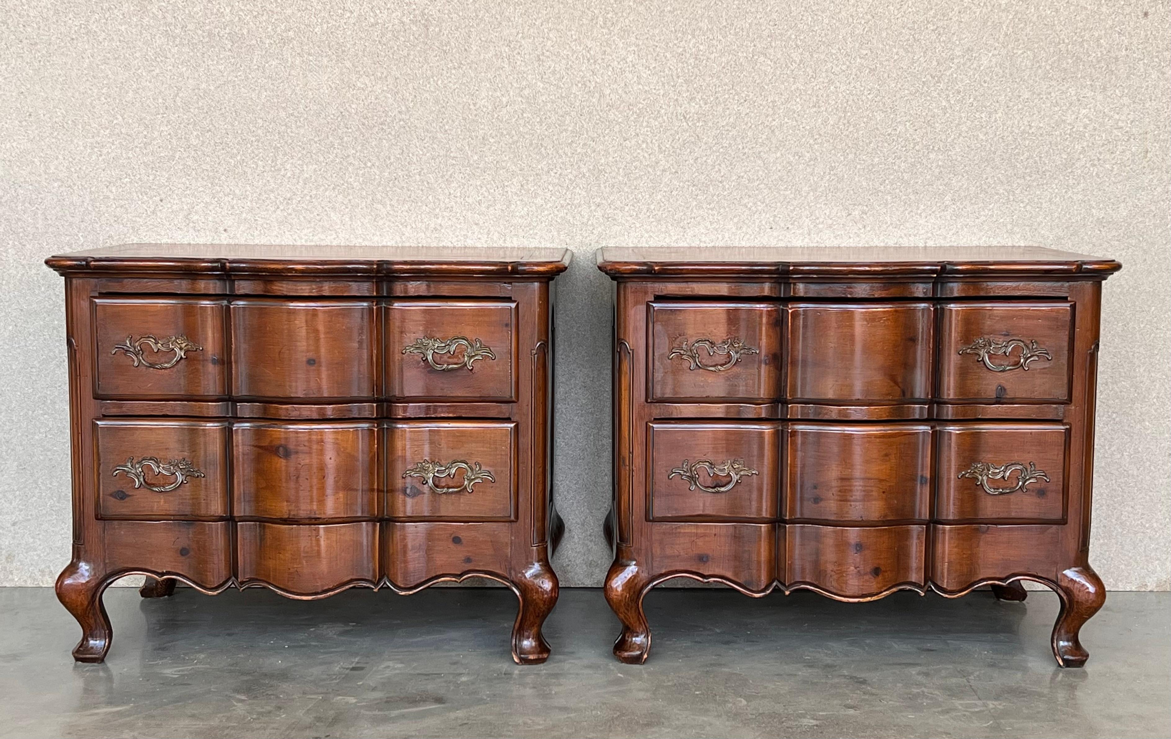 Pair of Italian Baroque Burled Walnut Chests of Nightstands In Good Condition For Sale In Miami, FL