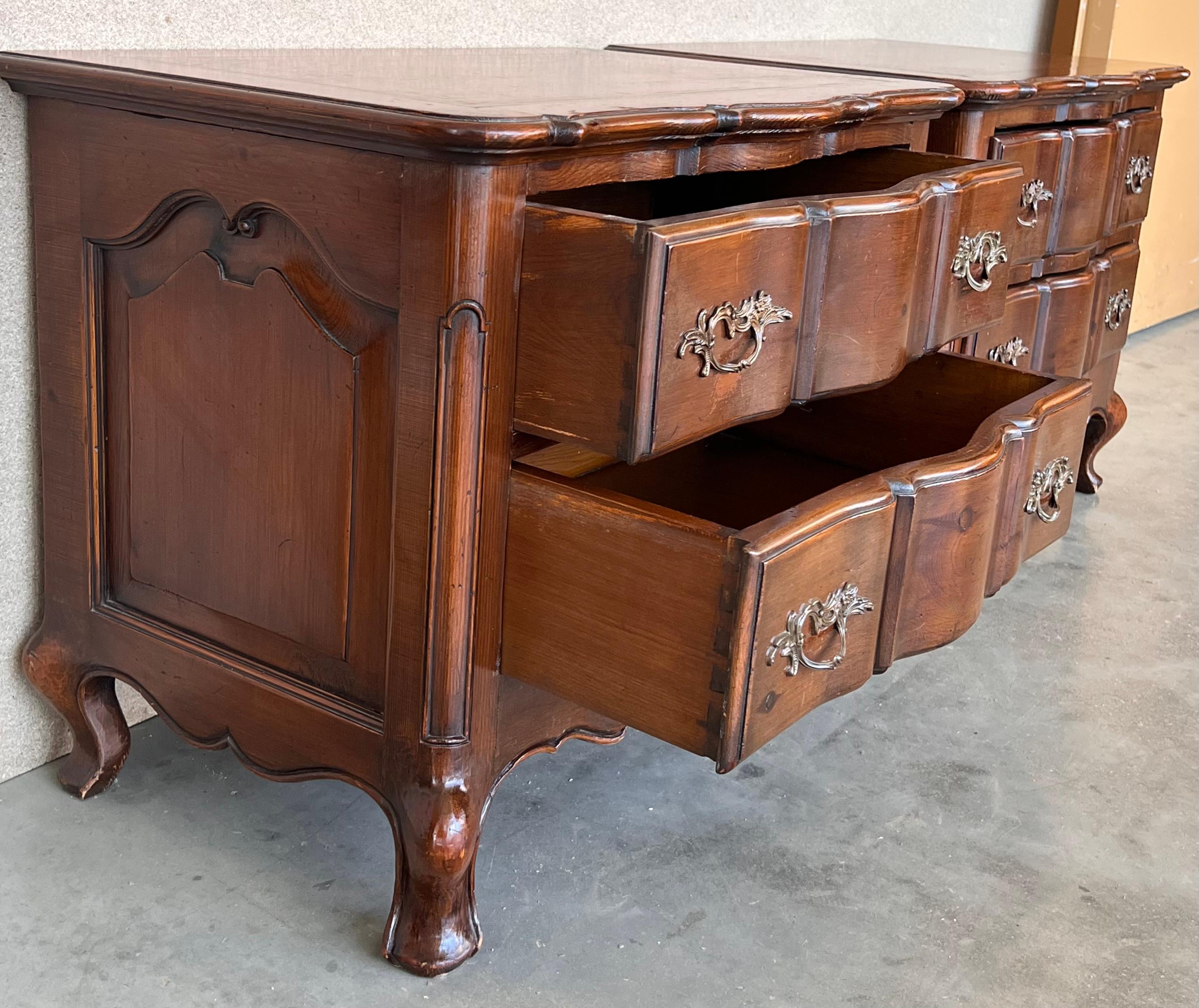 Pair of Italian Baroque Burled Walnut Chests of Nightstands For Sale 3