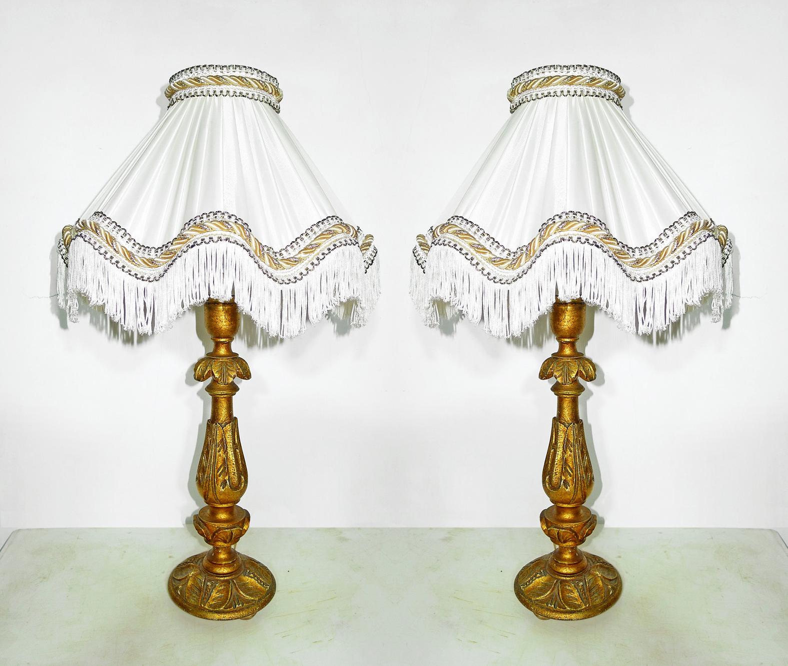 Pair of elegant Italian Baroque carved giltwood candlesticks torchères turned into table lamps with ivory silk lampshades
Measures:
Height: 24 in /60 cm
Diameter: 14 in /36 cm
Weight: 5 lb. /2,5 kg
Housing one light bulb each ( E14 )
Good