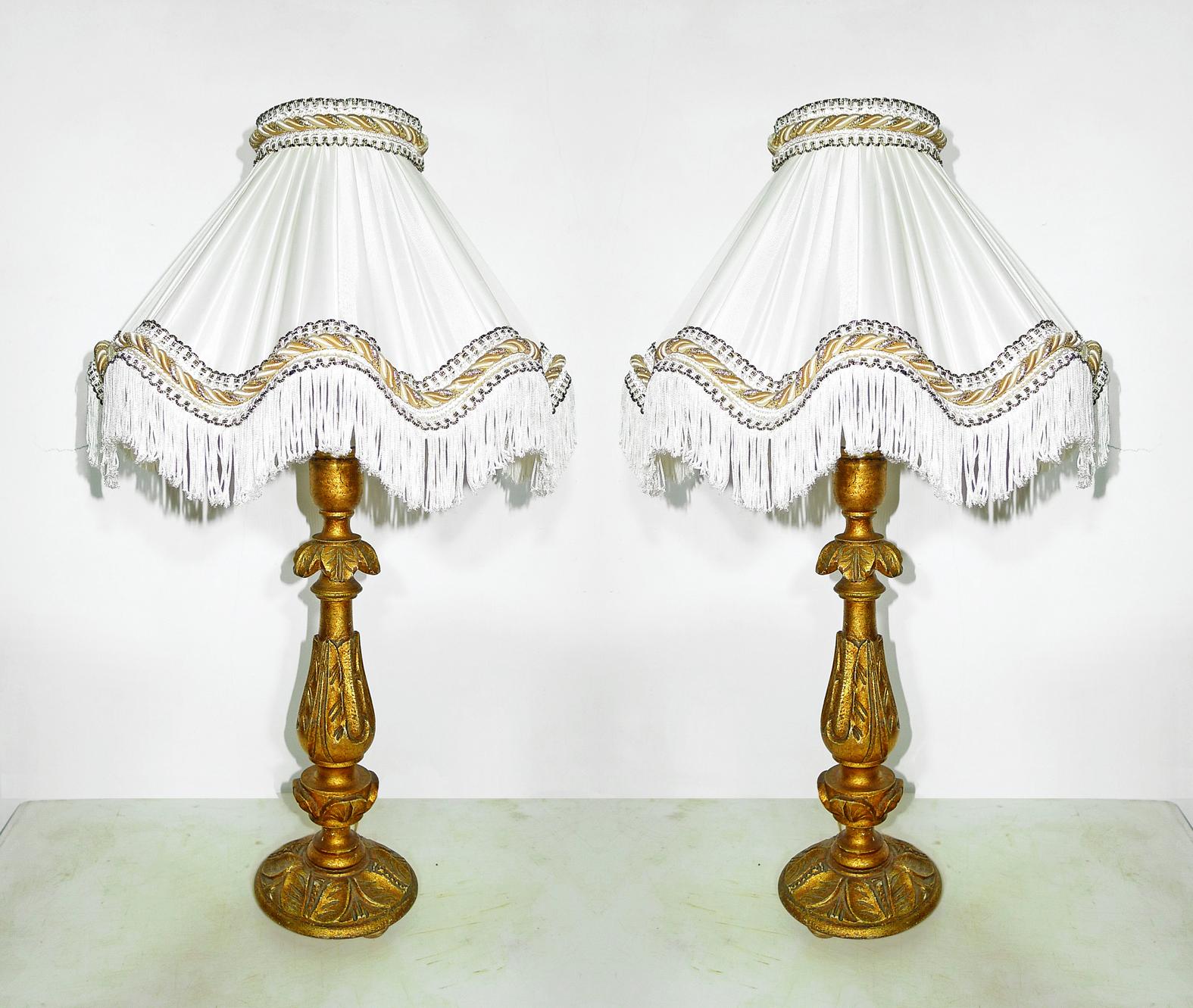 Paire d'élégants chandeliers torchères en bois doré sculpté de style baroque italien transformés en lampes de table avec abat-jour en soie ivoire
Mesures :
Hauteur 24 in /60 cm
Diamètre 14 in /36 cm
Poids 5 lb /2,5 kg
Logement d'une ampoule