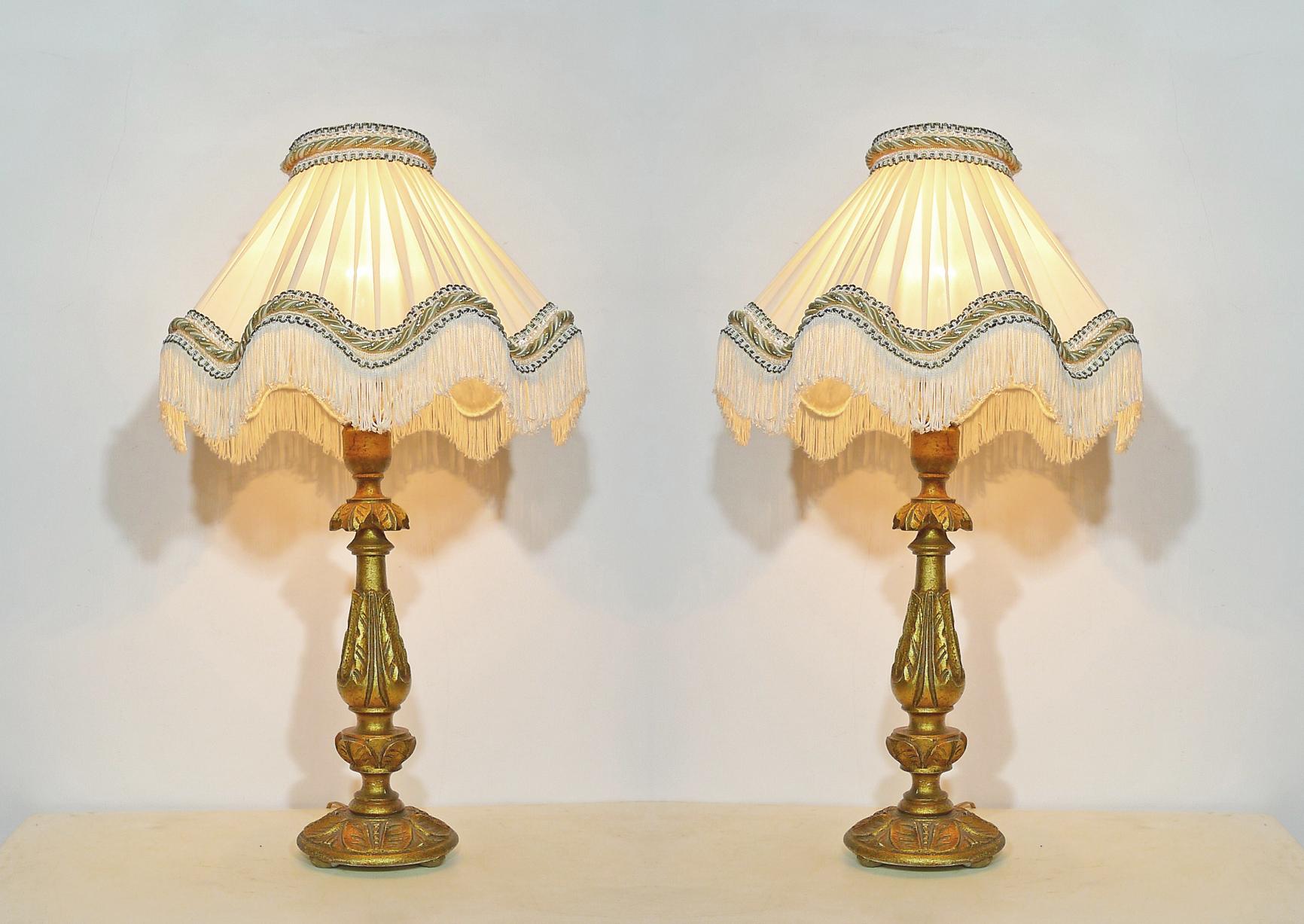Sculpté Paire de bougeoirs baroques italiens en bois doré sculpté et torchères ivoire pour lampes de bureau en vente