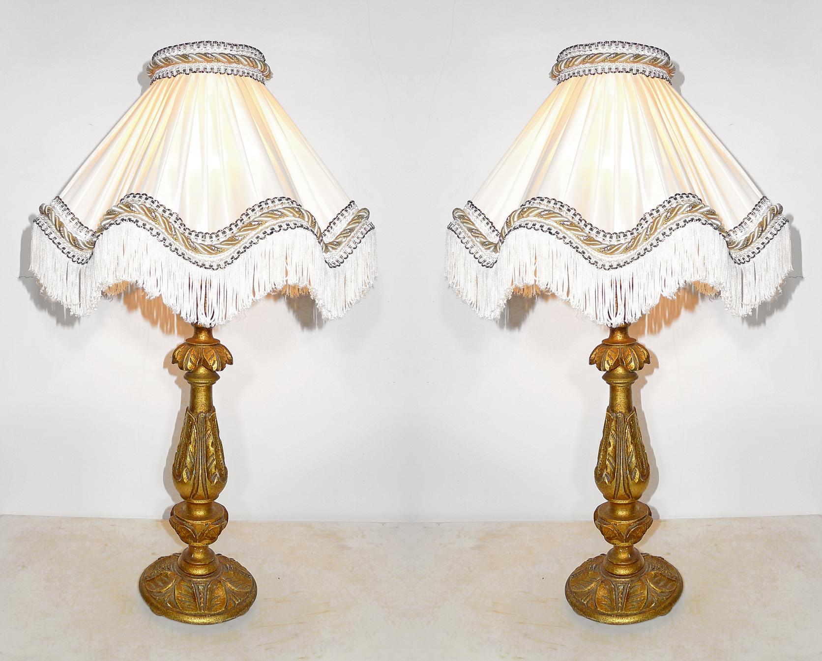 Paire de bougeoirs baroques italiens en bois doré sculpté et torchères ivoire pour lampes de bureau Excellent état - En vente à Coimbra, PT