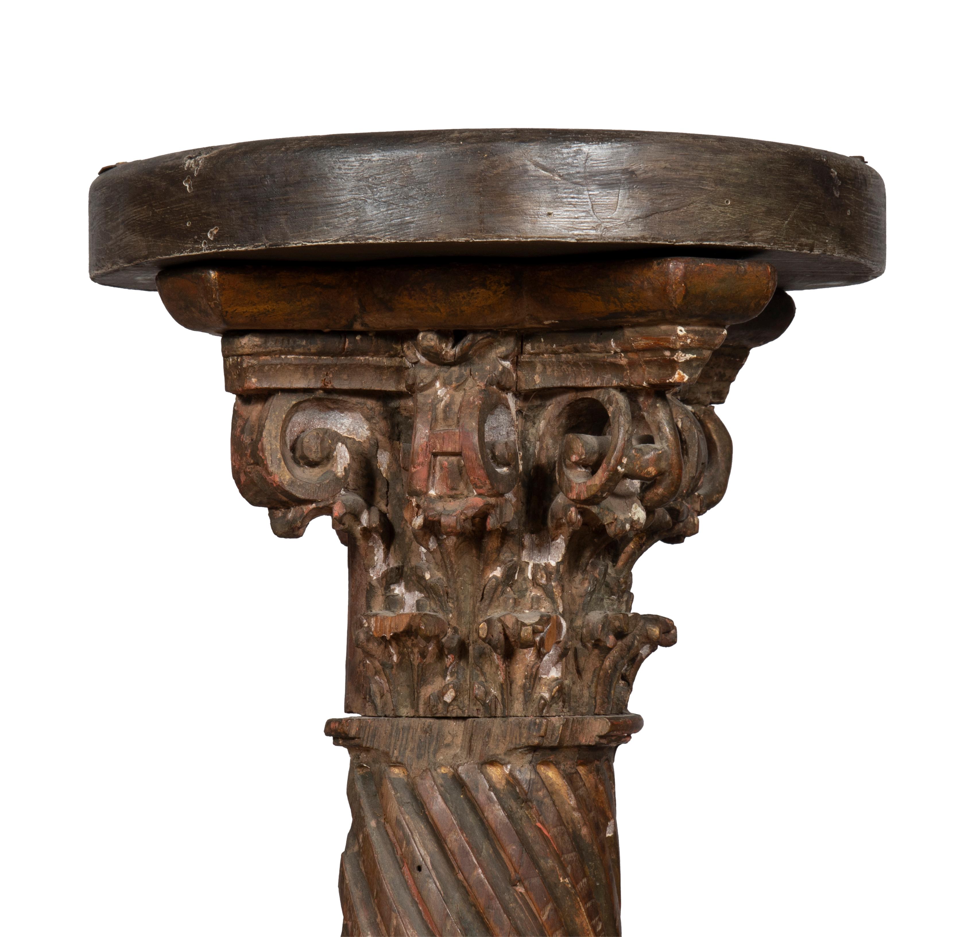 Paire de colonnes baroques italiennes sculptées, peintes et dorées 4