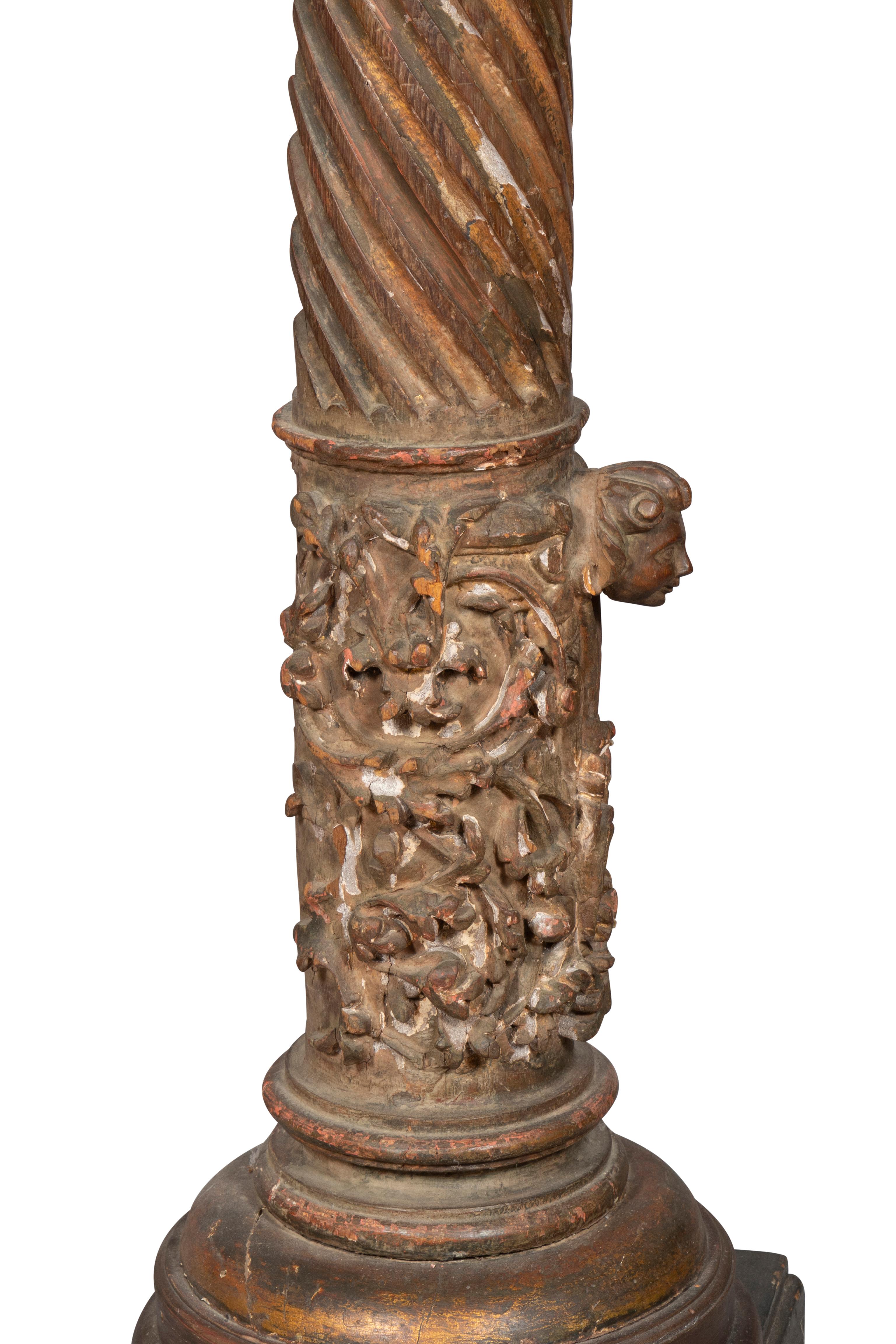 Paire de colonnes baroques italiennes sculptées, peintes et dorées en vente 5