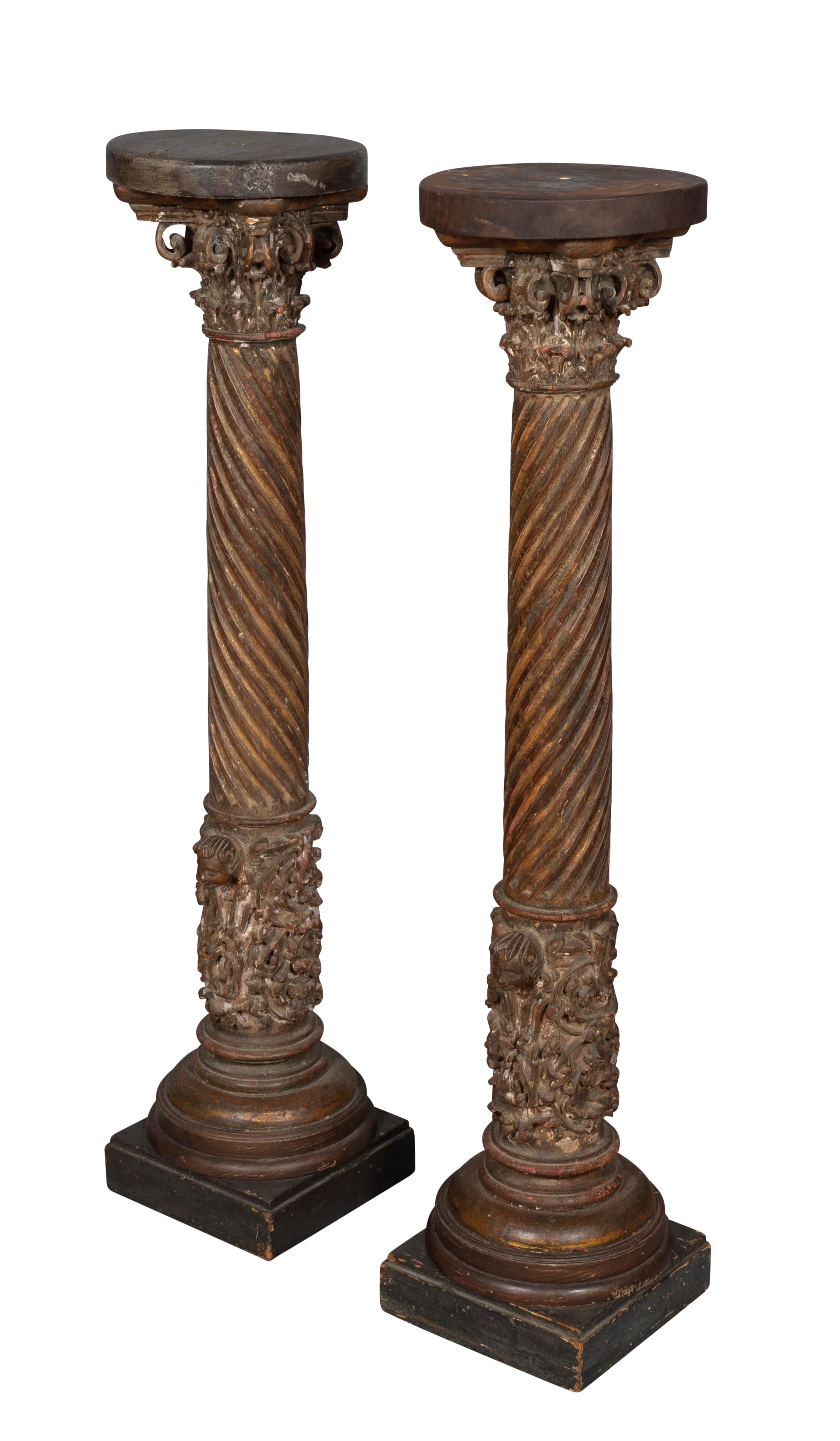 Milieu du XVIIe siècle Paire de colonnes baroques italiennes sculptées, peintes et dorées en vente
