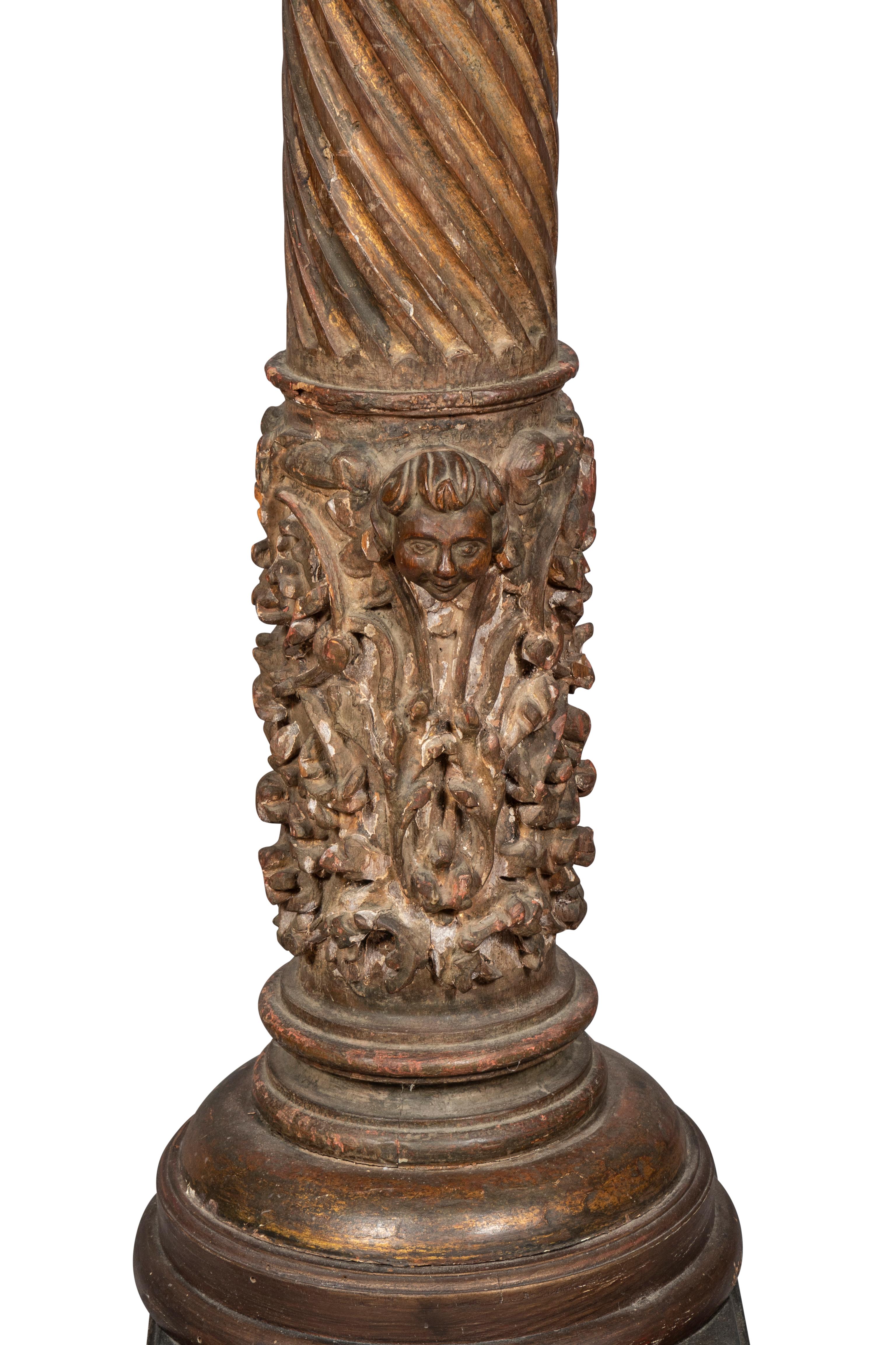 Paire de colonnes baroques italiennes sculptées, peintes et dorées en vente 2