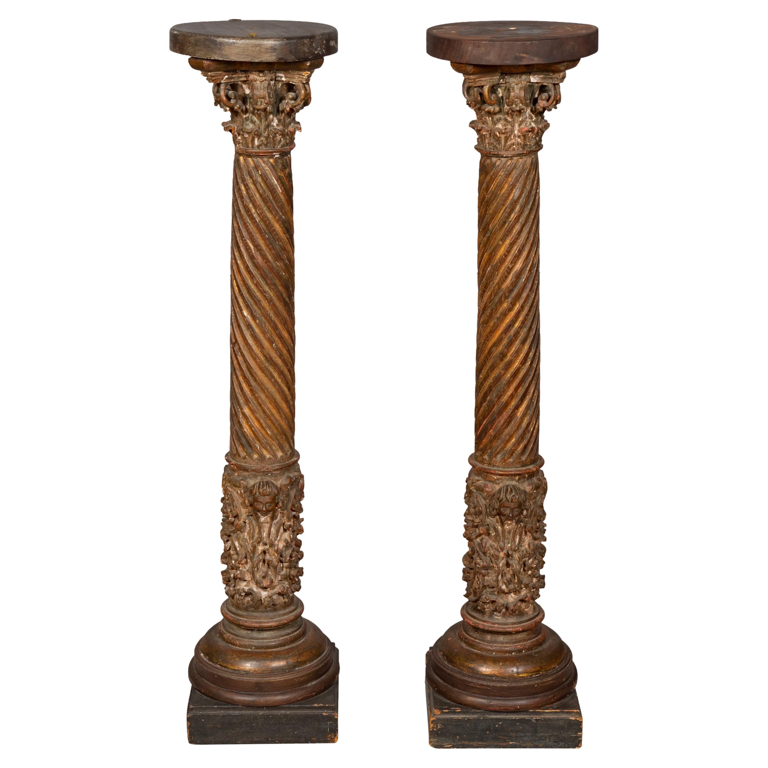 Paire de colonnes baroques italiennes sculptées, peintes et dorées