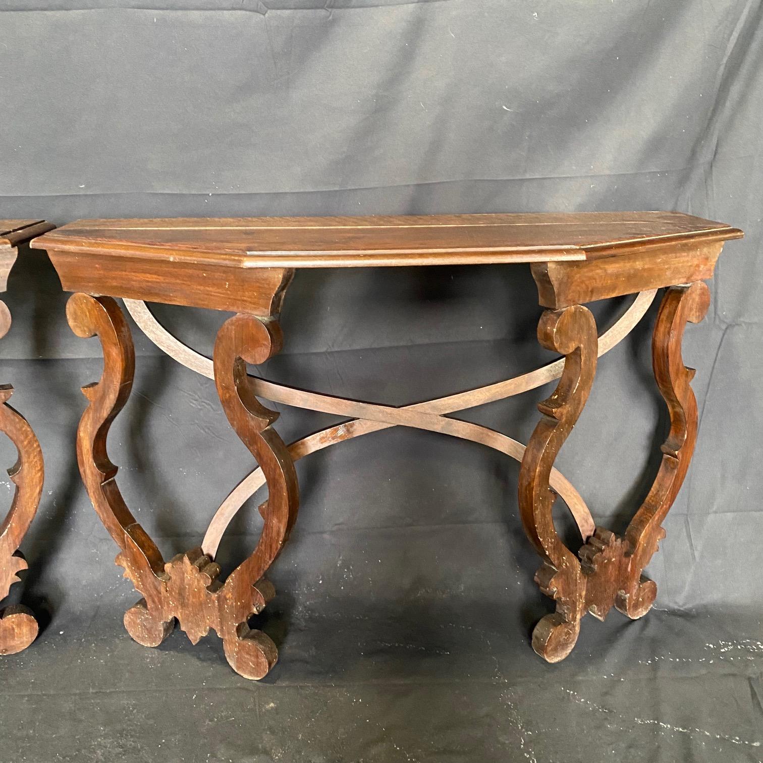 Pair of Italian Baroque Early 18th Century Demilune Walnut Console Tables For Sale 3