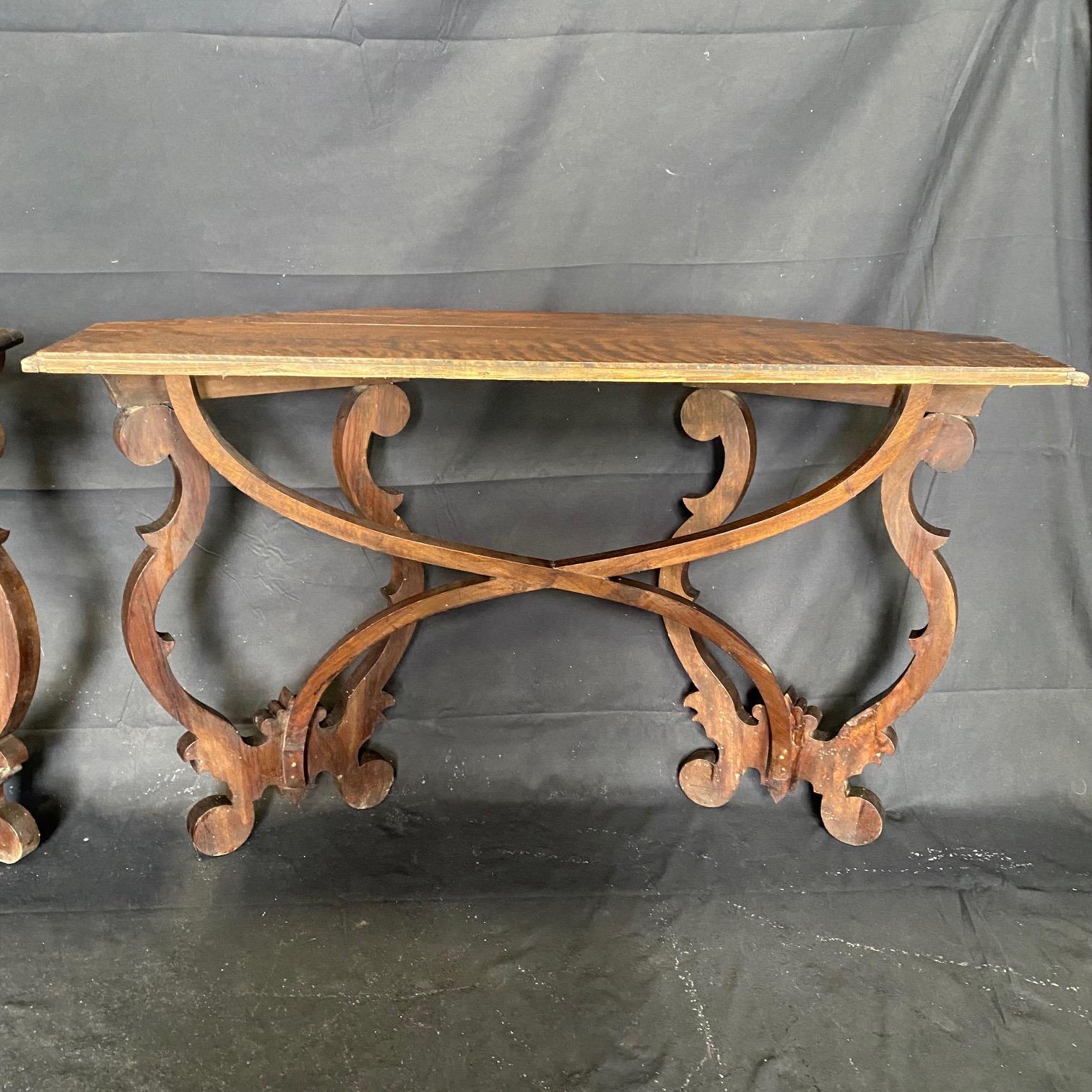 Pair of Italian Baroque Early 18th Century Demilune Walnut Console Tables For Sale 4