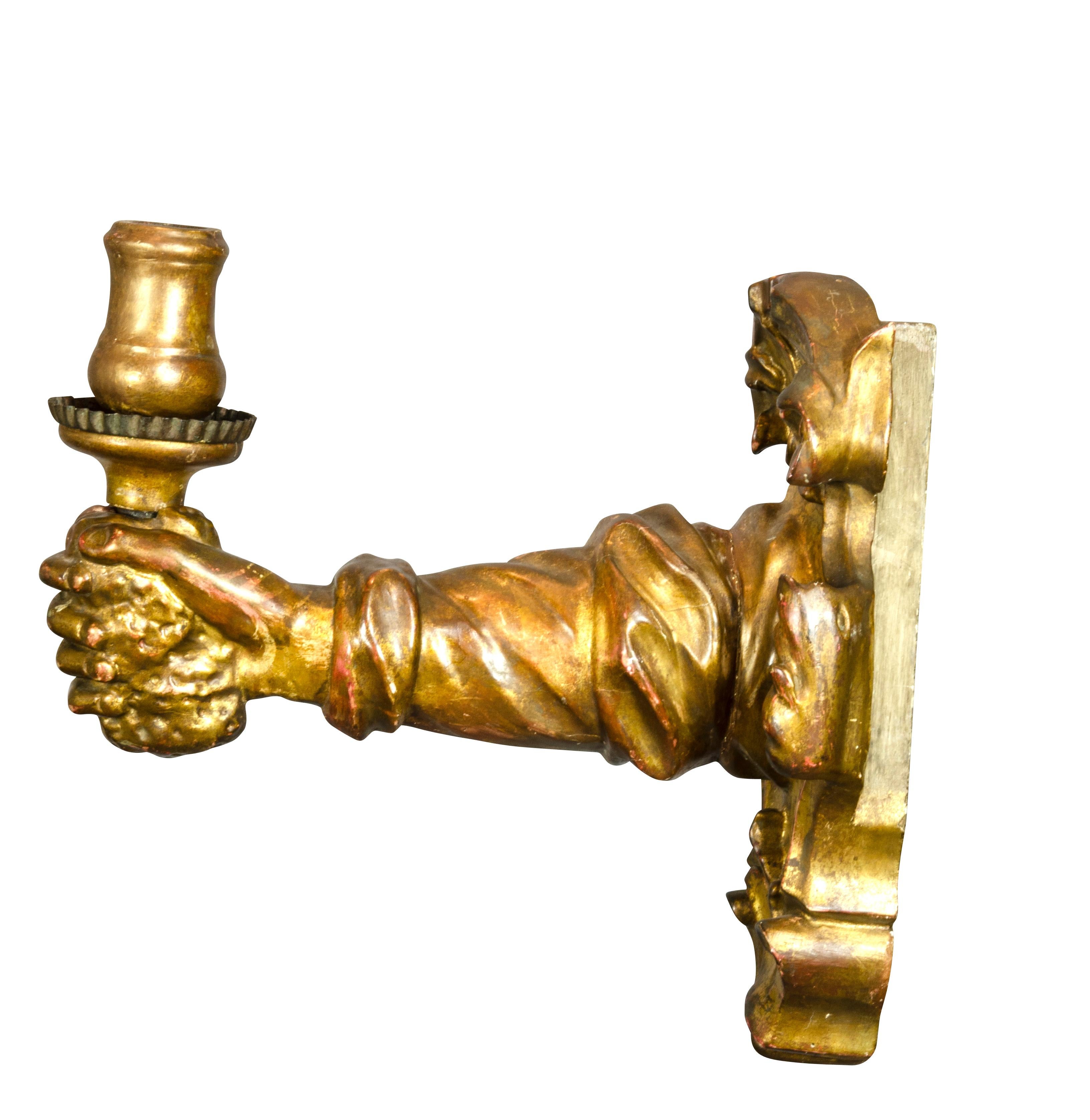 Zwei italienische Barock-Wandleuchten in Armform aus Giltwood (18. Jahrhundert) im Angebot