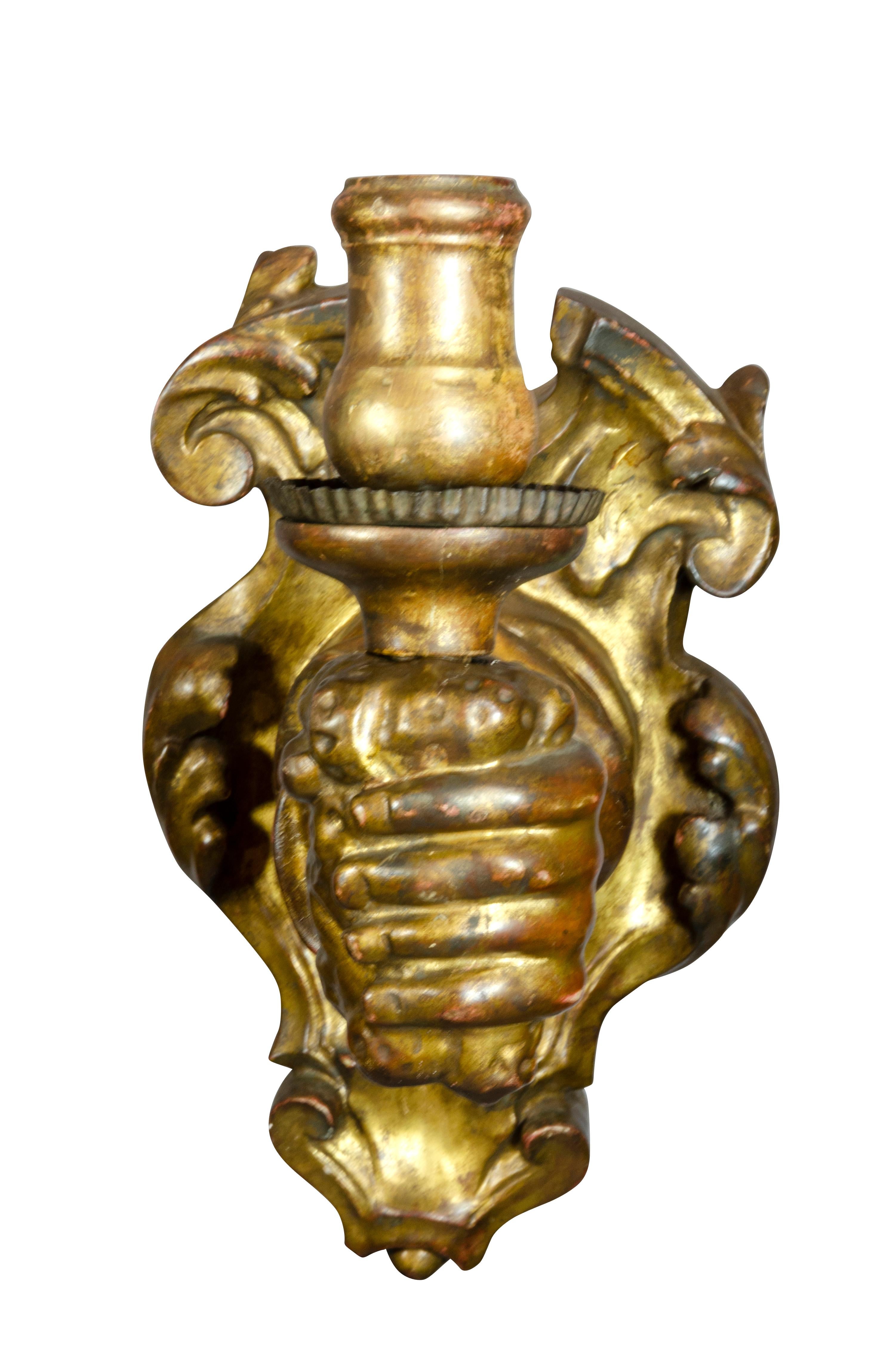 Zwei italienische Barock-Wandleuchten in Armform aus Giltwood im Angebot 3