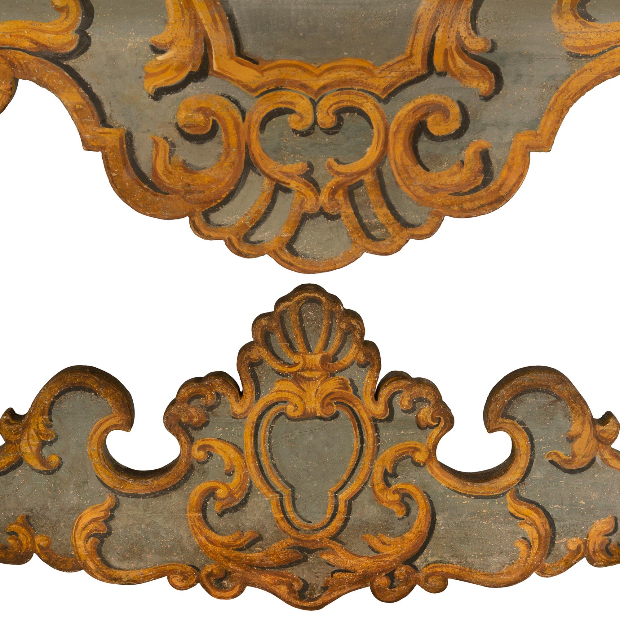 Coppia di consolle/tavolino in legno patinato del periodo barocco italiano in vendita 2