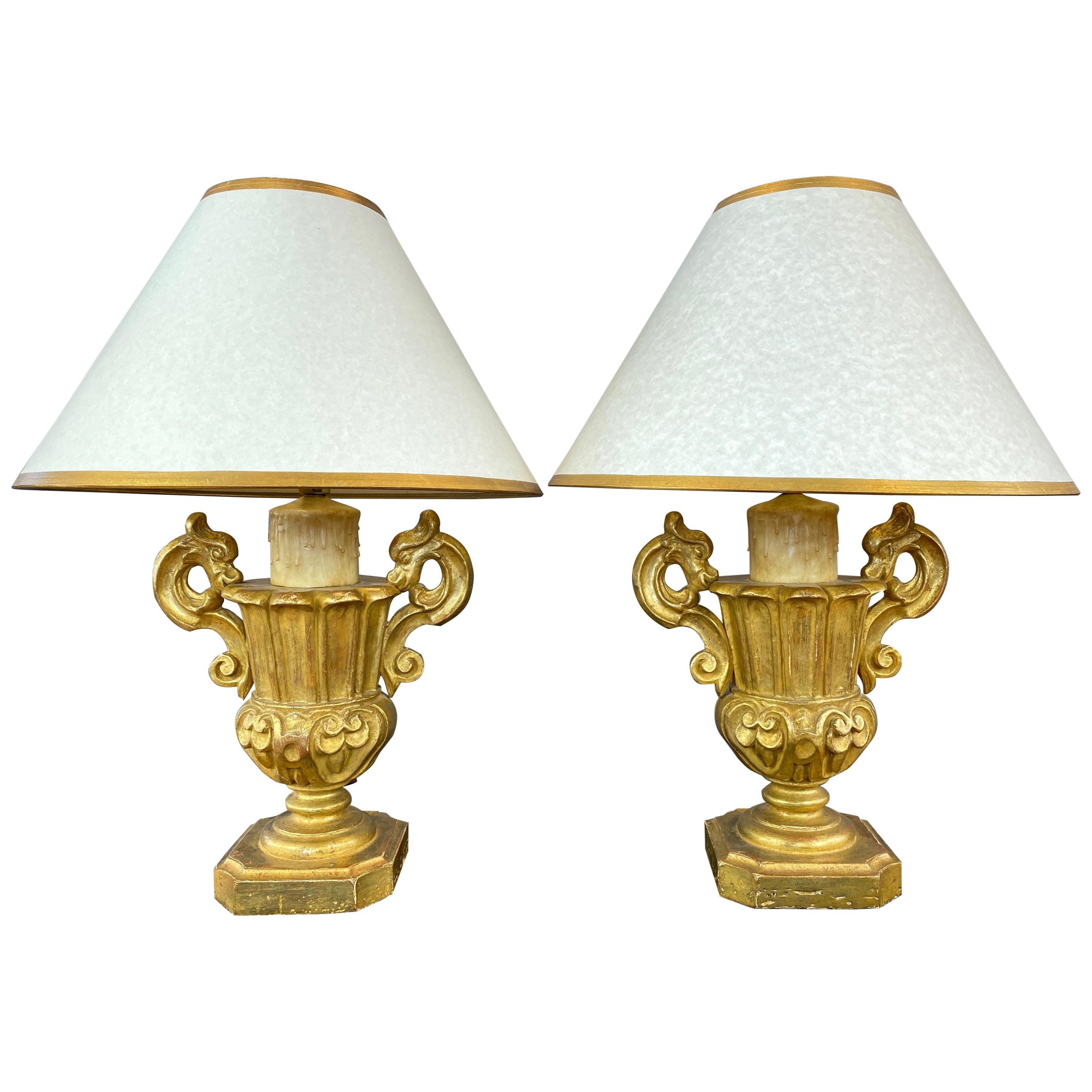 Paire de lampes de bureau en forme d'urne et de fausse bougie en bois doré de style néo-baroque italien, années 1930 en vente
