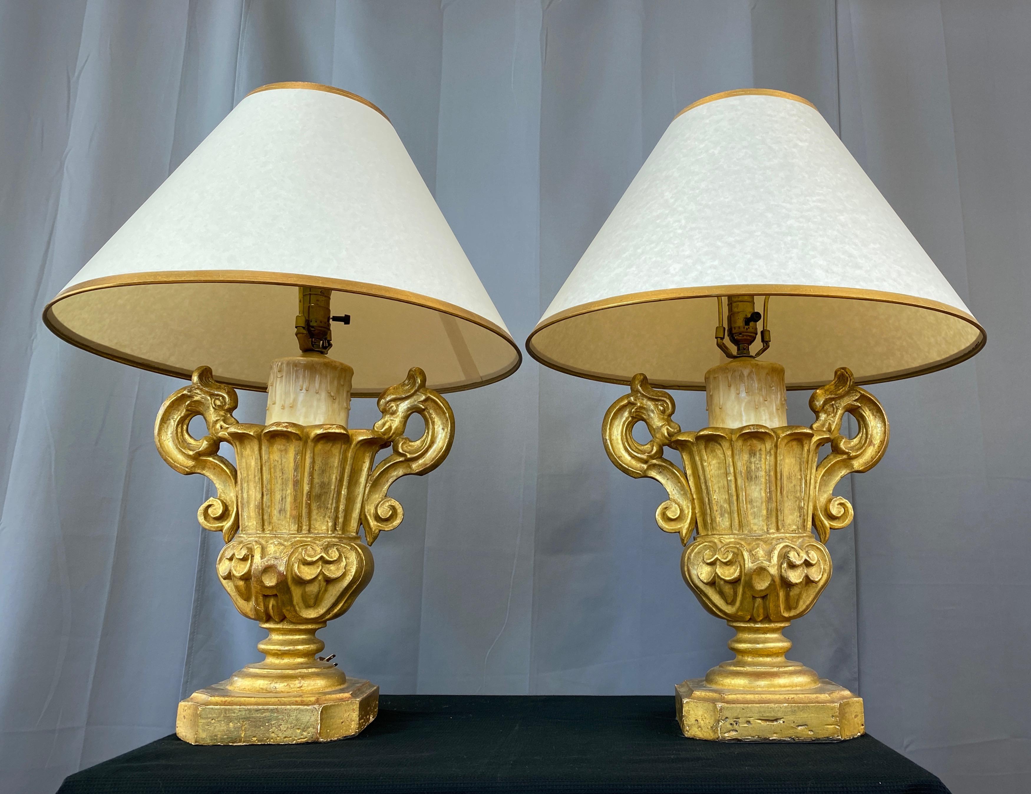 Paire de lampes de bureau en forme d'urne et de fausse bougie en bois doré de style néo-baroque italien, années 1930 en vente 3