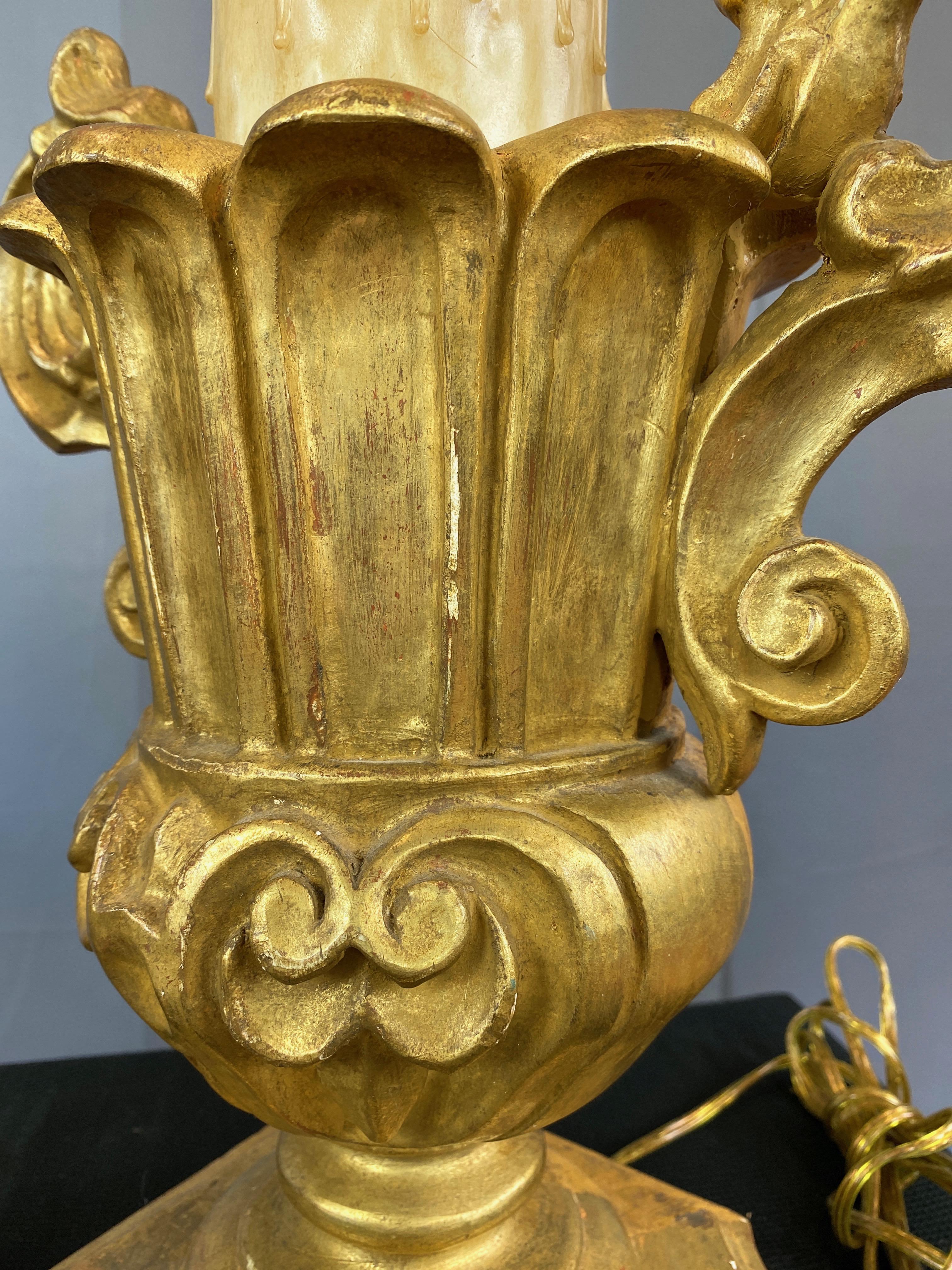 Paire de lampes de bureau en forme d'urne et de fausse bougie en bois doré de style néo-baroque italien, années 1930 en vente 6
