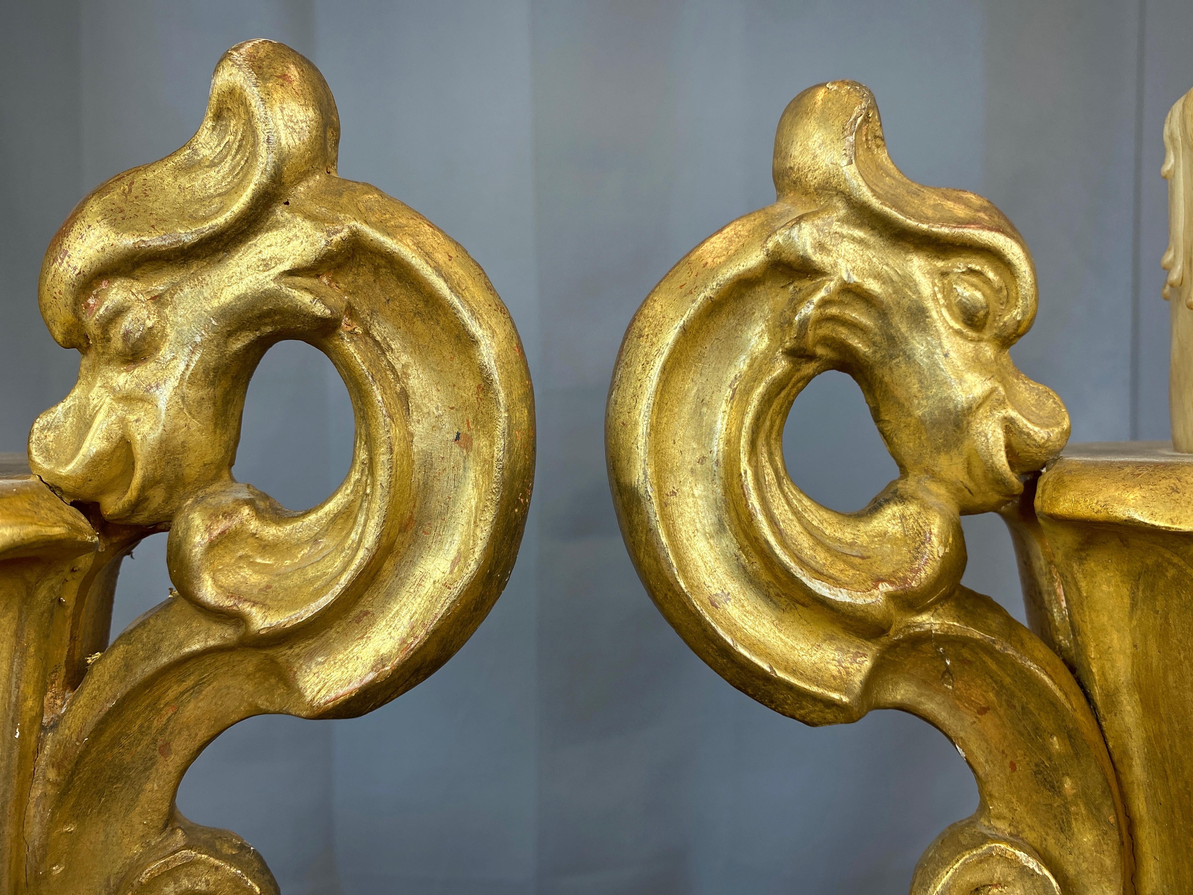 Paire de lampes de bureau en forme d'urne et de fausse bougie en bois doré de style néo-baroque italien, années 1930 en vente 9