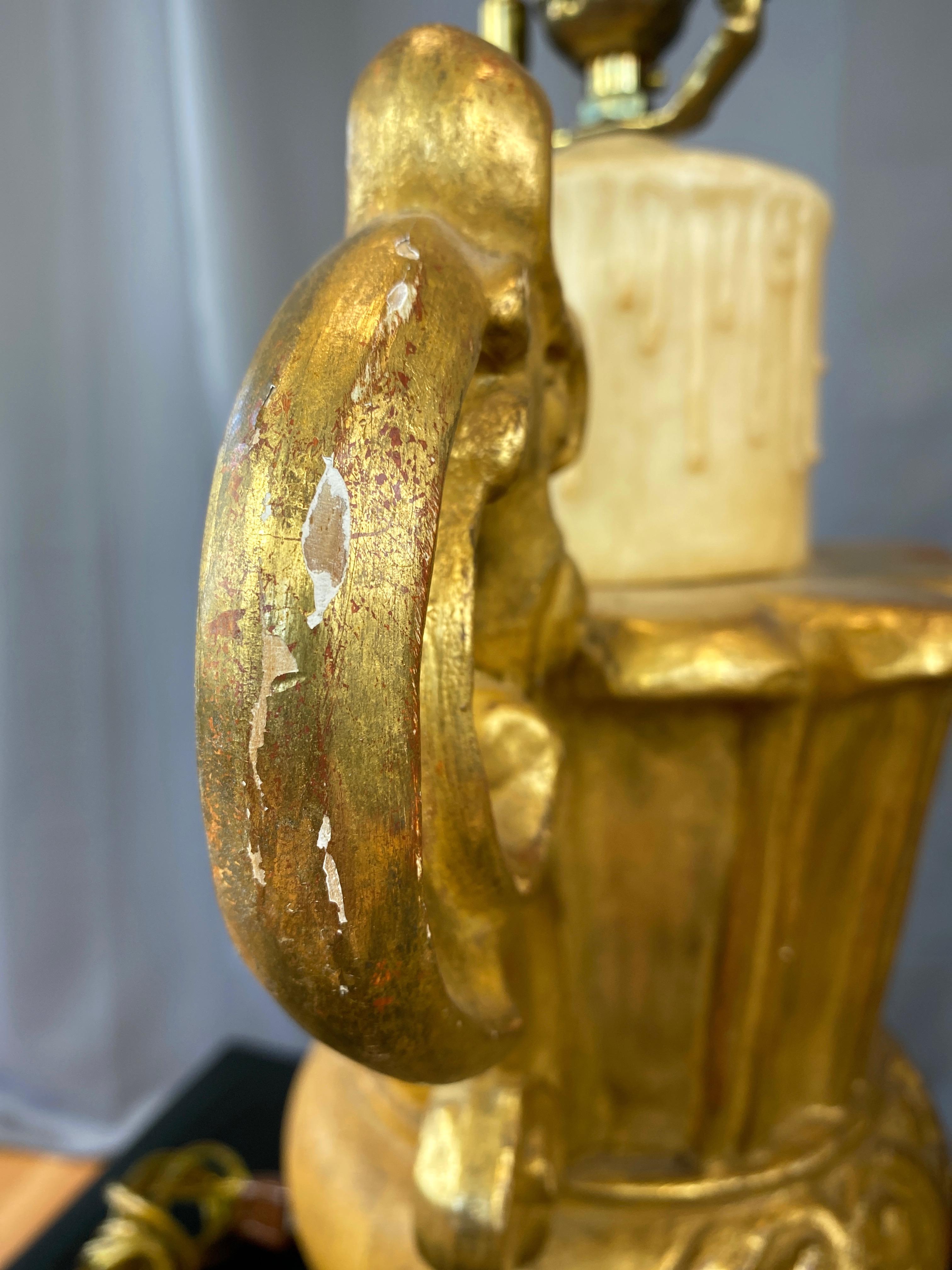 Paire de lampes de bureau en forme d'urne et de fausse bougie en bois doré de style néo-baroque italien, années 1930 en vente 10