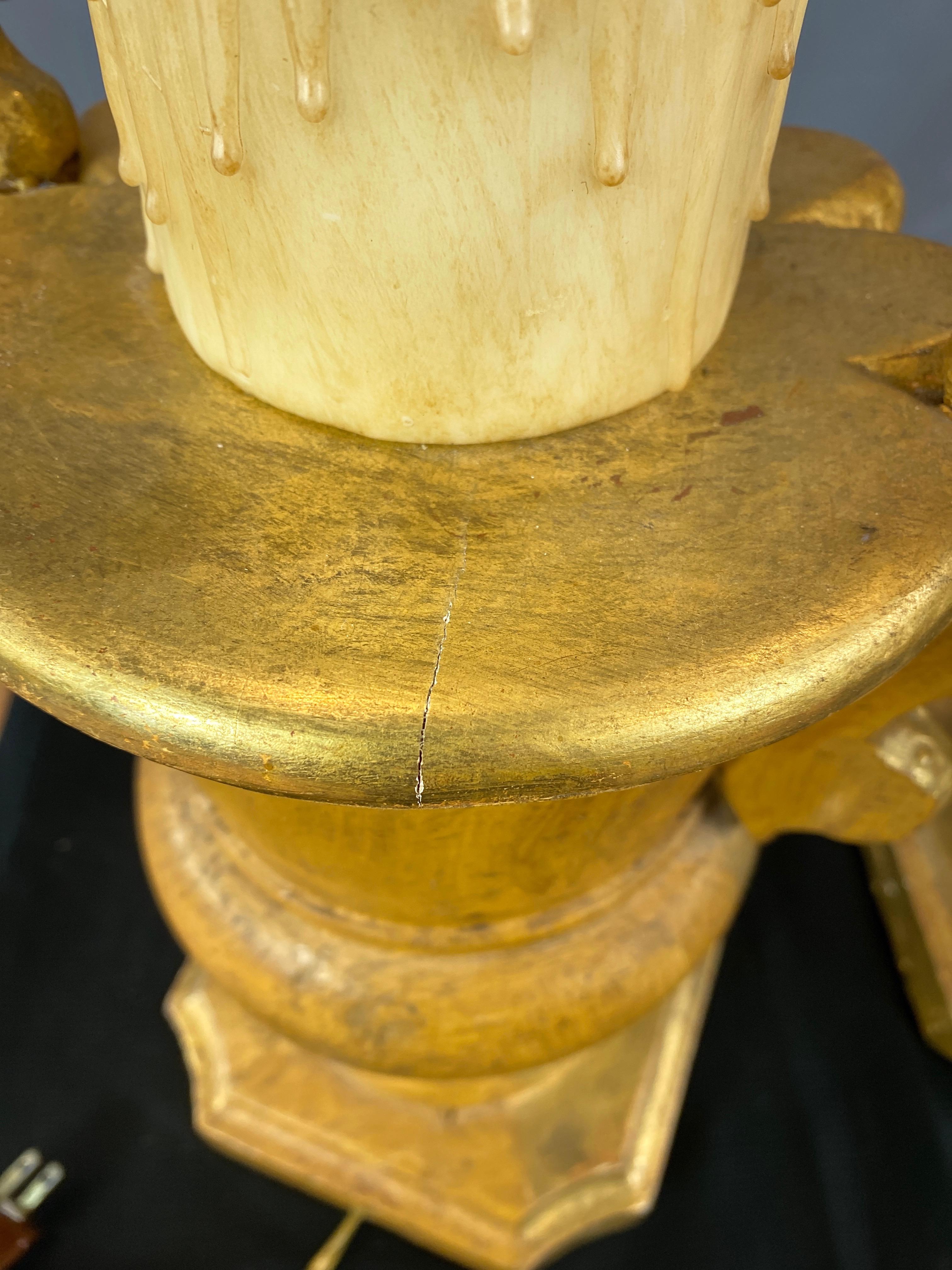 Paire de lampes de bureau en forme d'urne et de fausse bougie en bois doré de style néo-baroque italien, années 1930 en vente 11