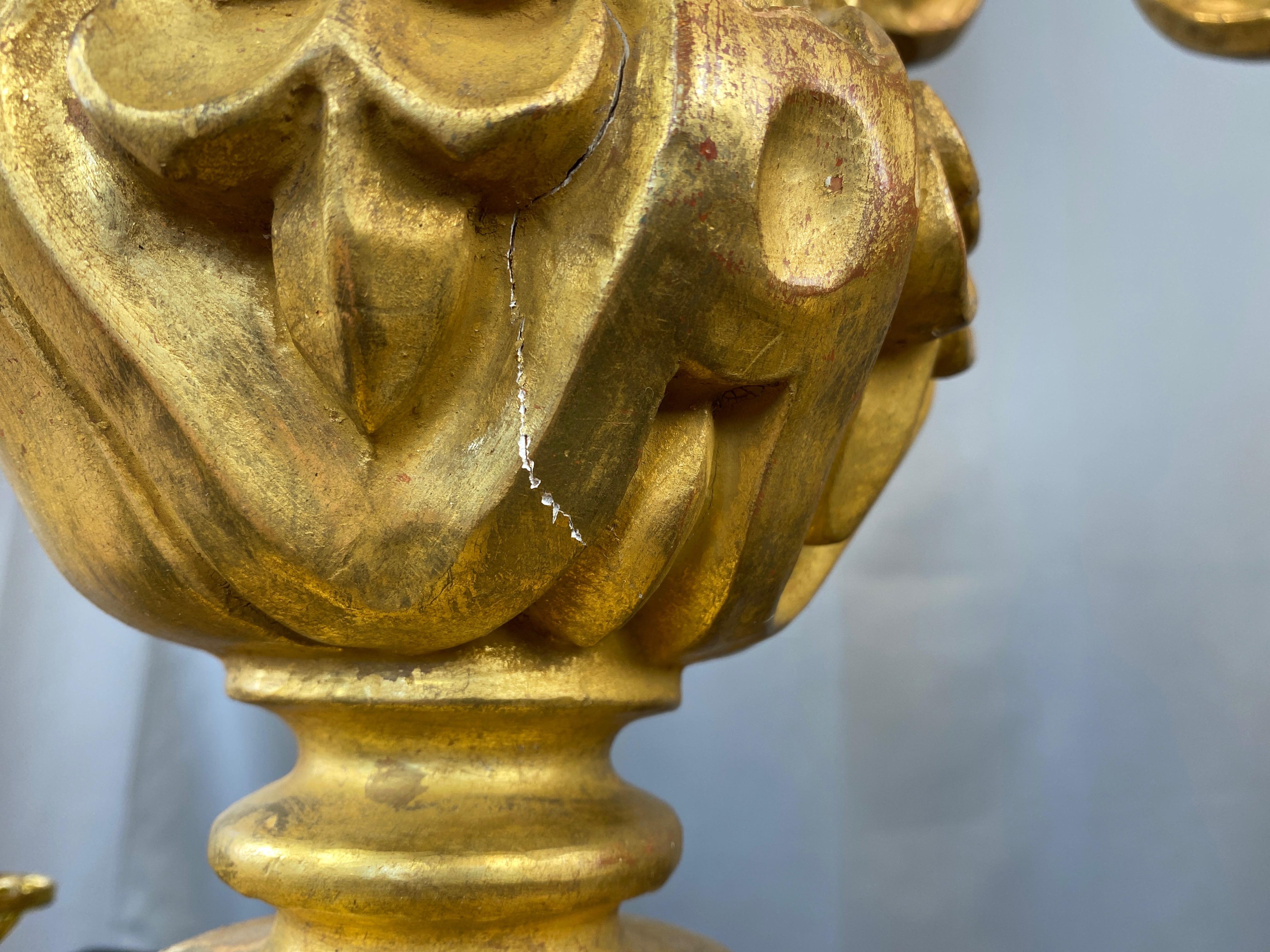 Paire de lampes de bureau en forme d'urne et de fausse bougie en bois doré de style néo-baroque italien, années 1930 en vente 12