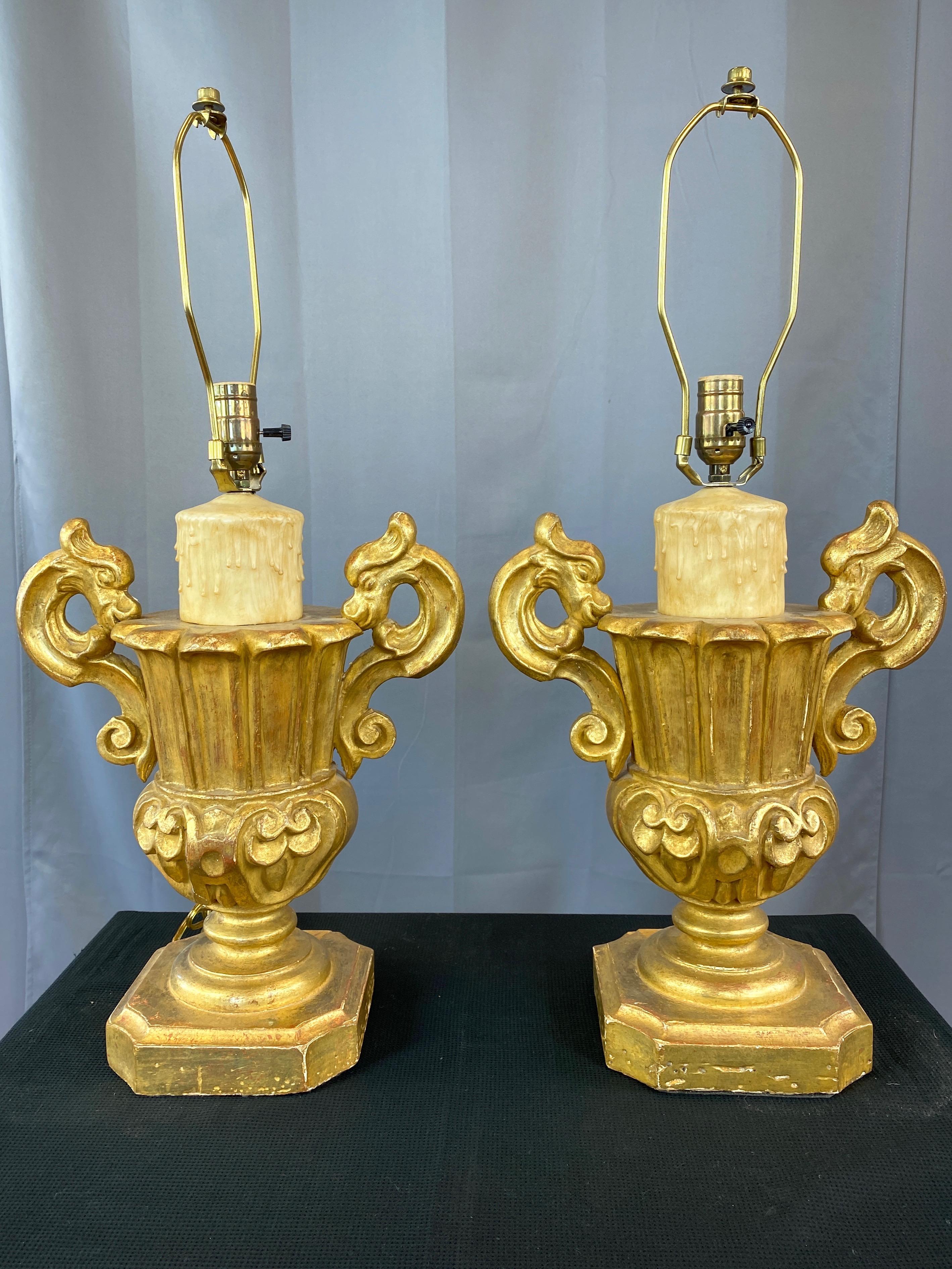 Néo-baroque Paire de lampes de bureau en forme d'urne et de fausse bougie en bois doré de style néo-baroque italien, années 1930 en vente