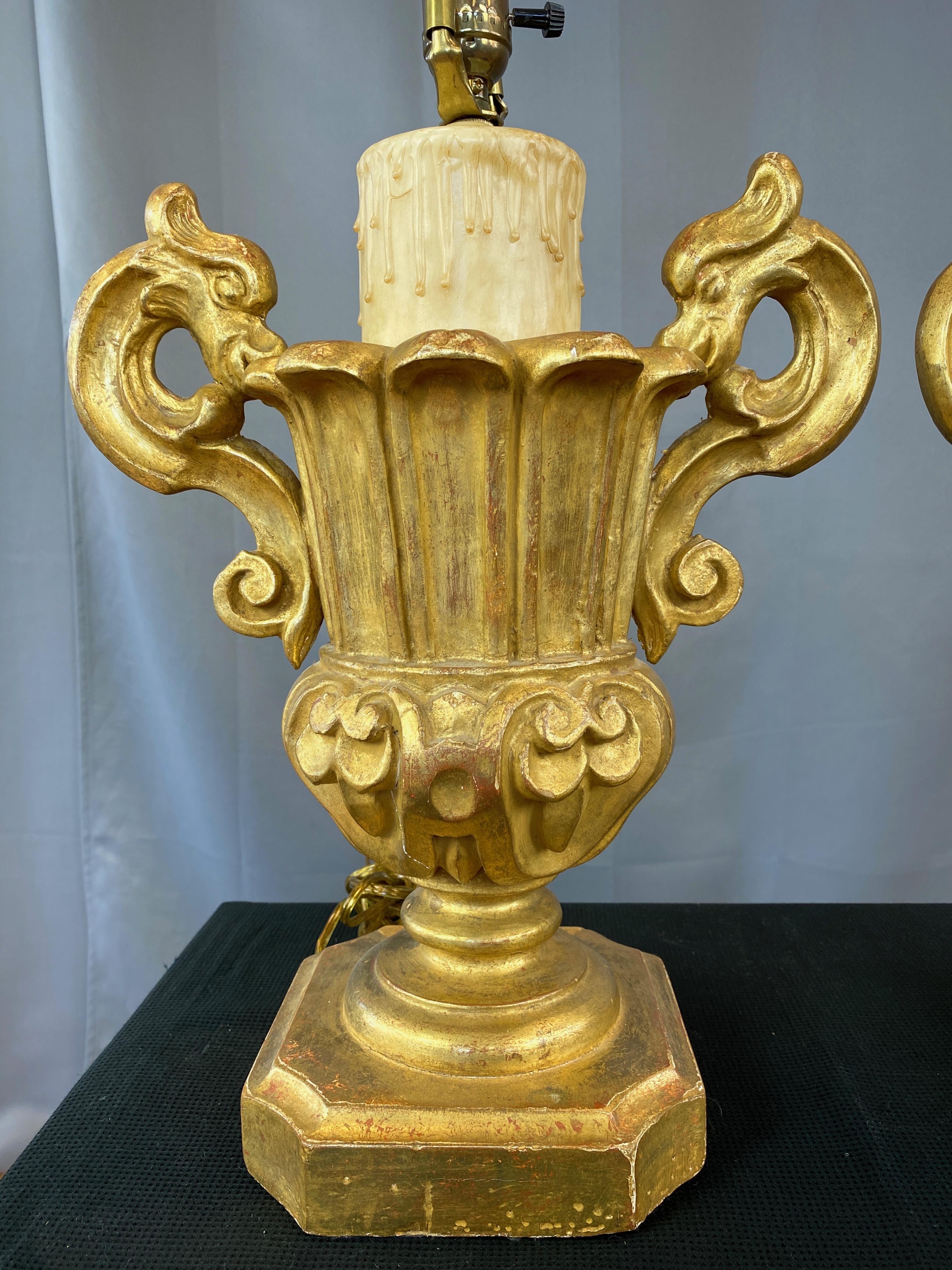 Sculpté à la main Paire de lampes de bureau en forme d'urne et de fausse bougie en bois doré de style néo-baroque italien, années 1930 en vente