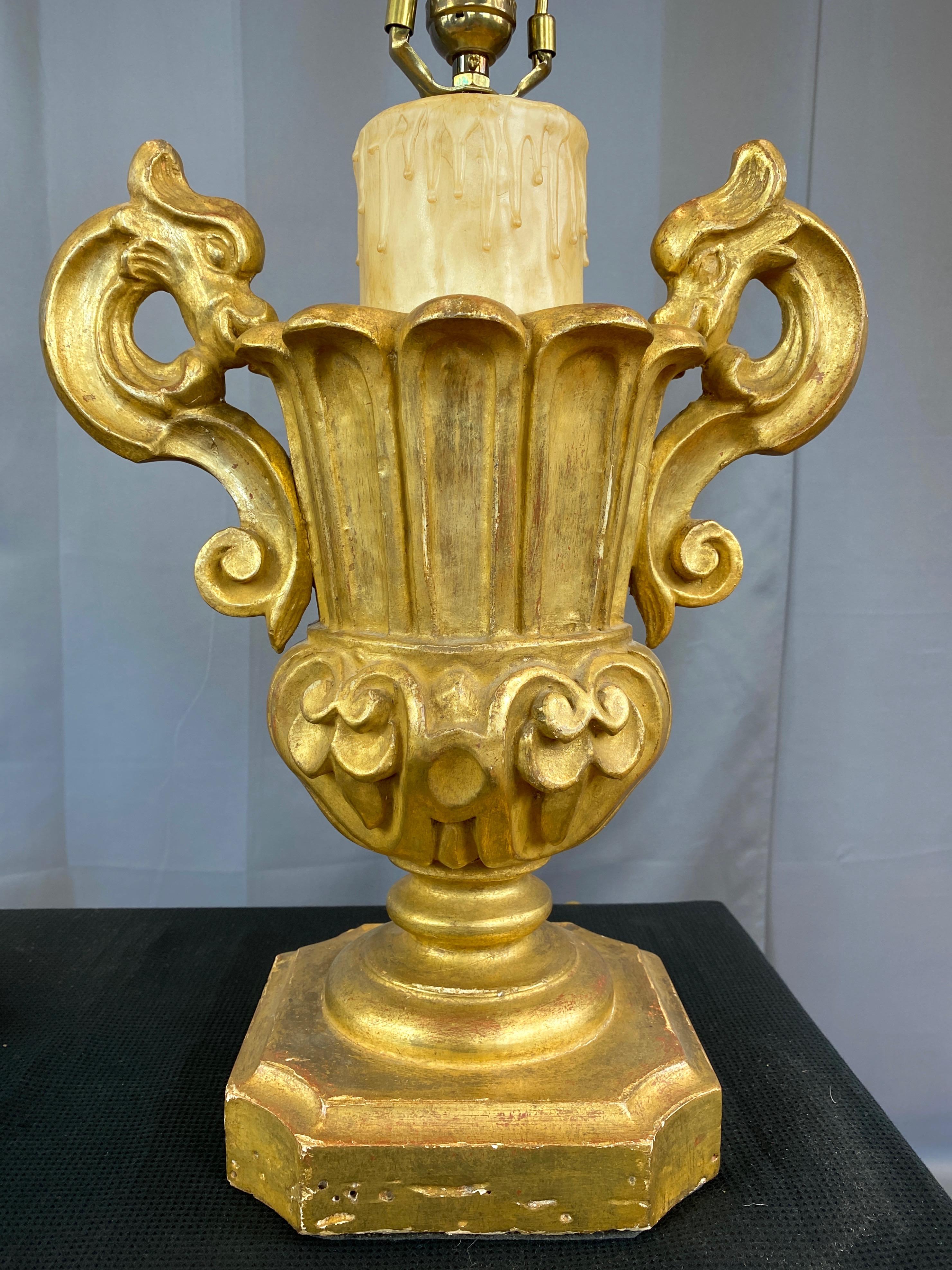 Paire de lampes de bureau en forme d'urne et de fausse bougie en bois doré de style néo-baroque italien, années 1930 Bon état - En vente à San Francisco, CA