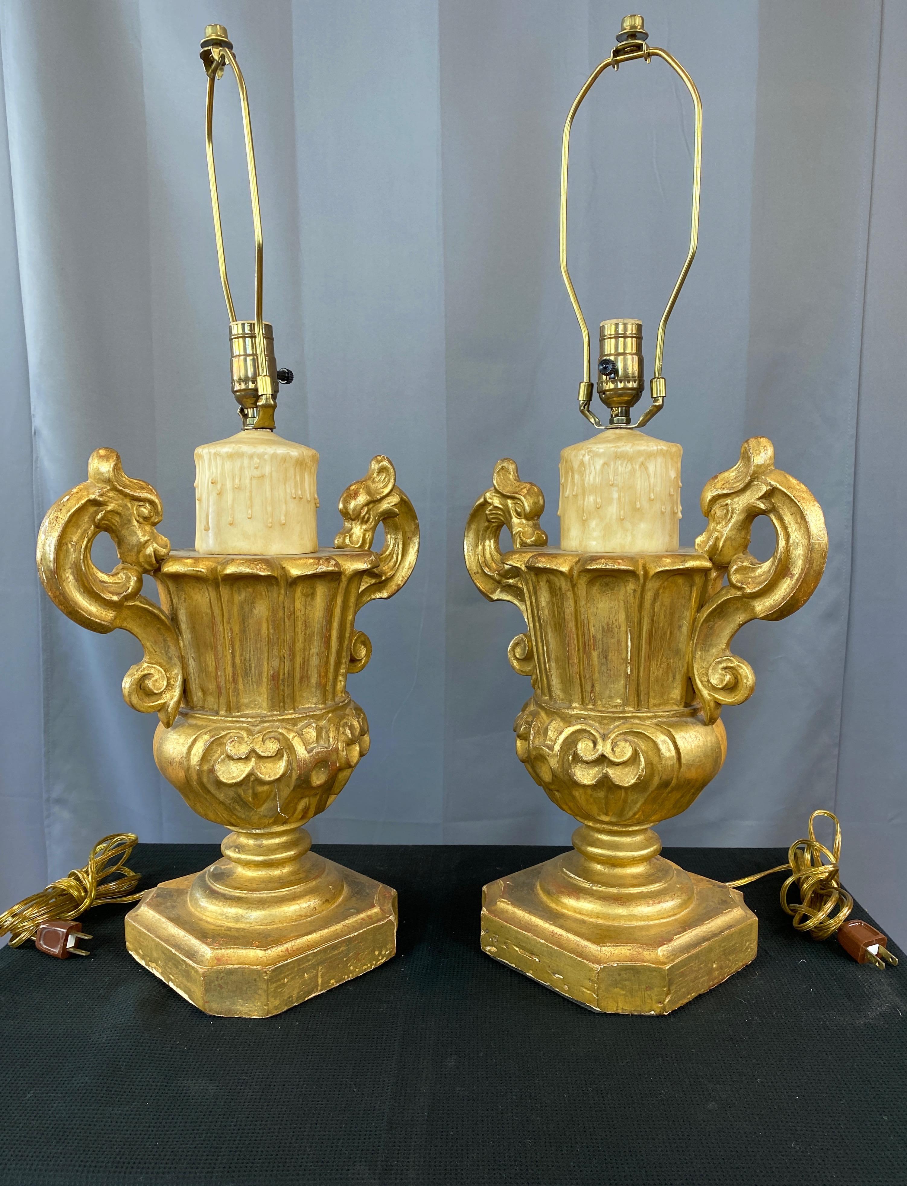 Milieu du XXe siècle Paire de lampes de bureau en forme d'urne et de fausse bougie en bois doré de style néo-baroque italien, années 1930 en vente