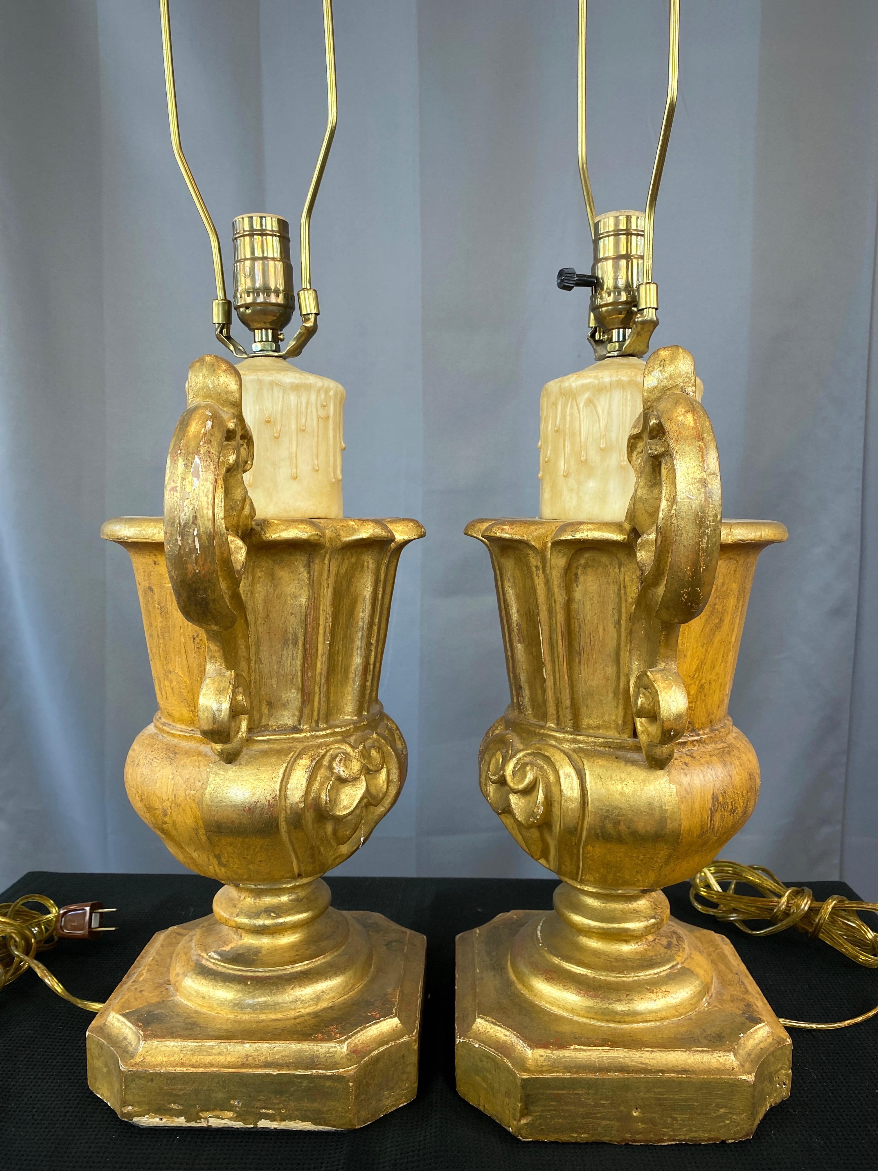 Bois doré Paire de lampes de bureau en forme d'urne et de fausse bougie en bois doré de style néo-baroque italien, années 1930 en vente