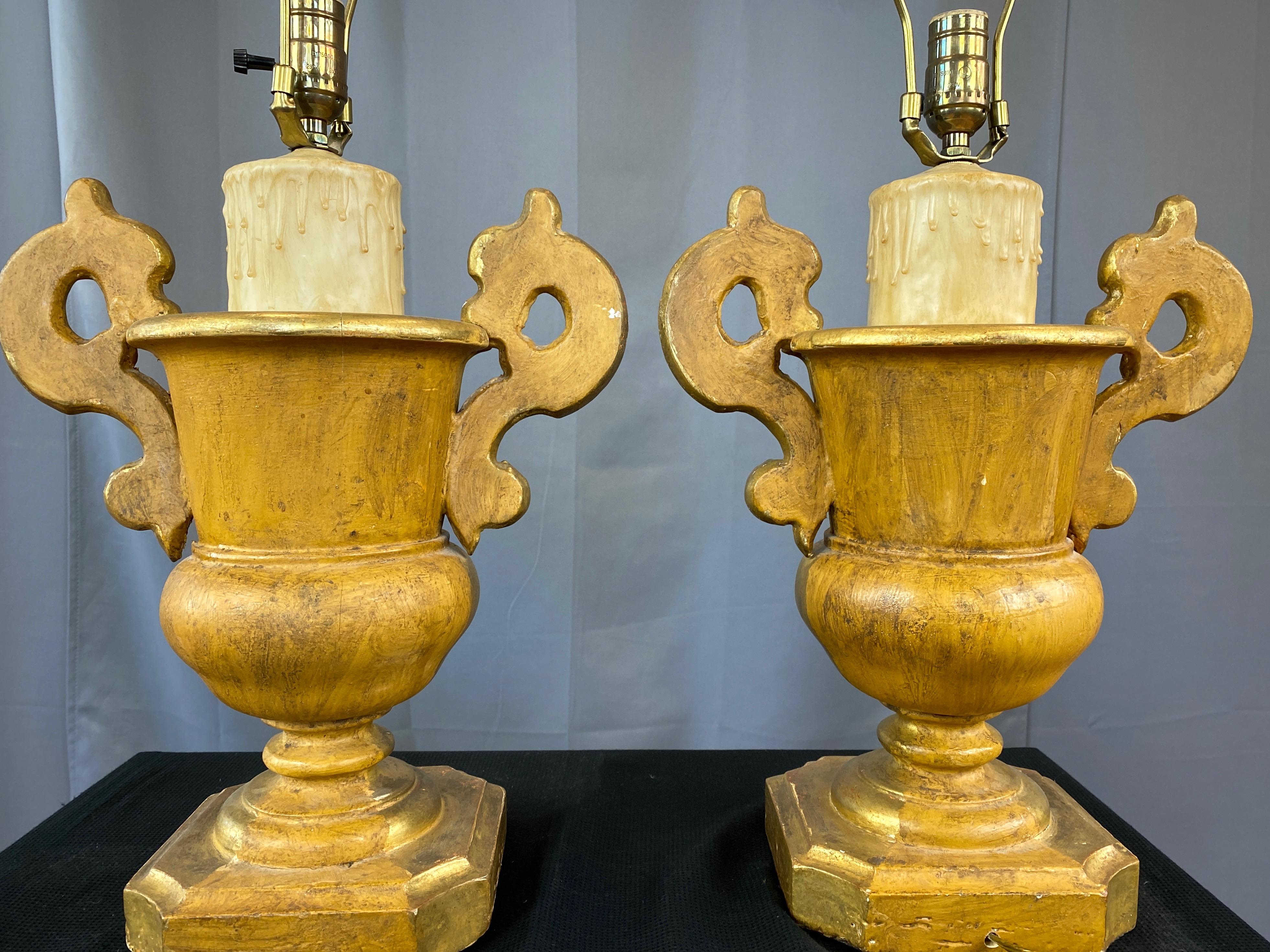 Paire de lampes de bureau en forme d'urne et de fausse bougie en bois doré de style néo-baroque italien, années 1930 en vente 1
