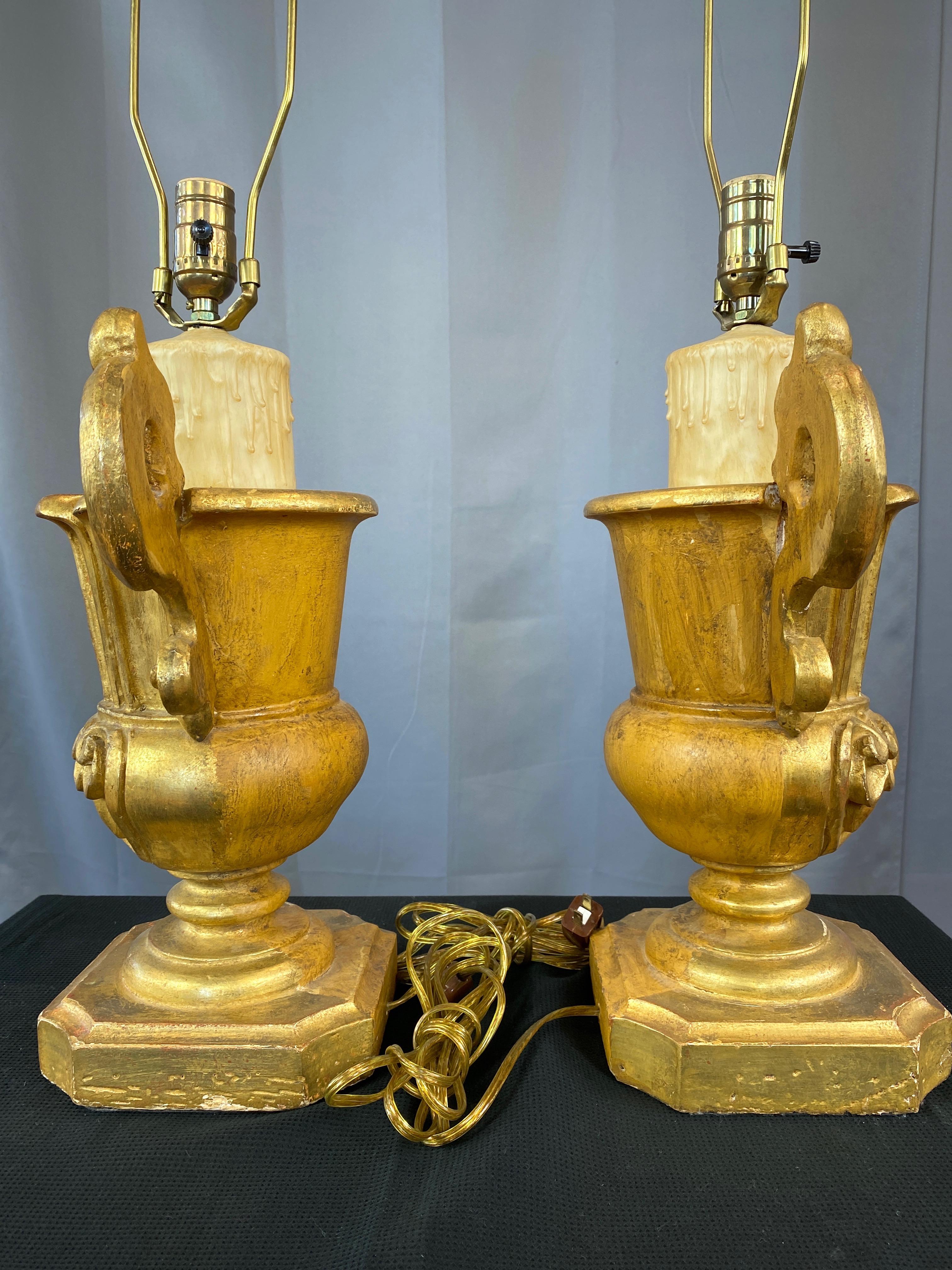 Paire de lampes de bureau en forme d'urne et de fausse bougie en bois doré de style néo-baroque italien, années 1930 en vente 2