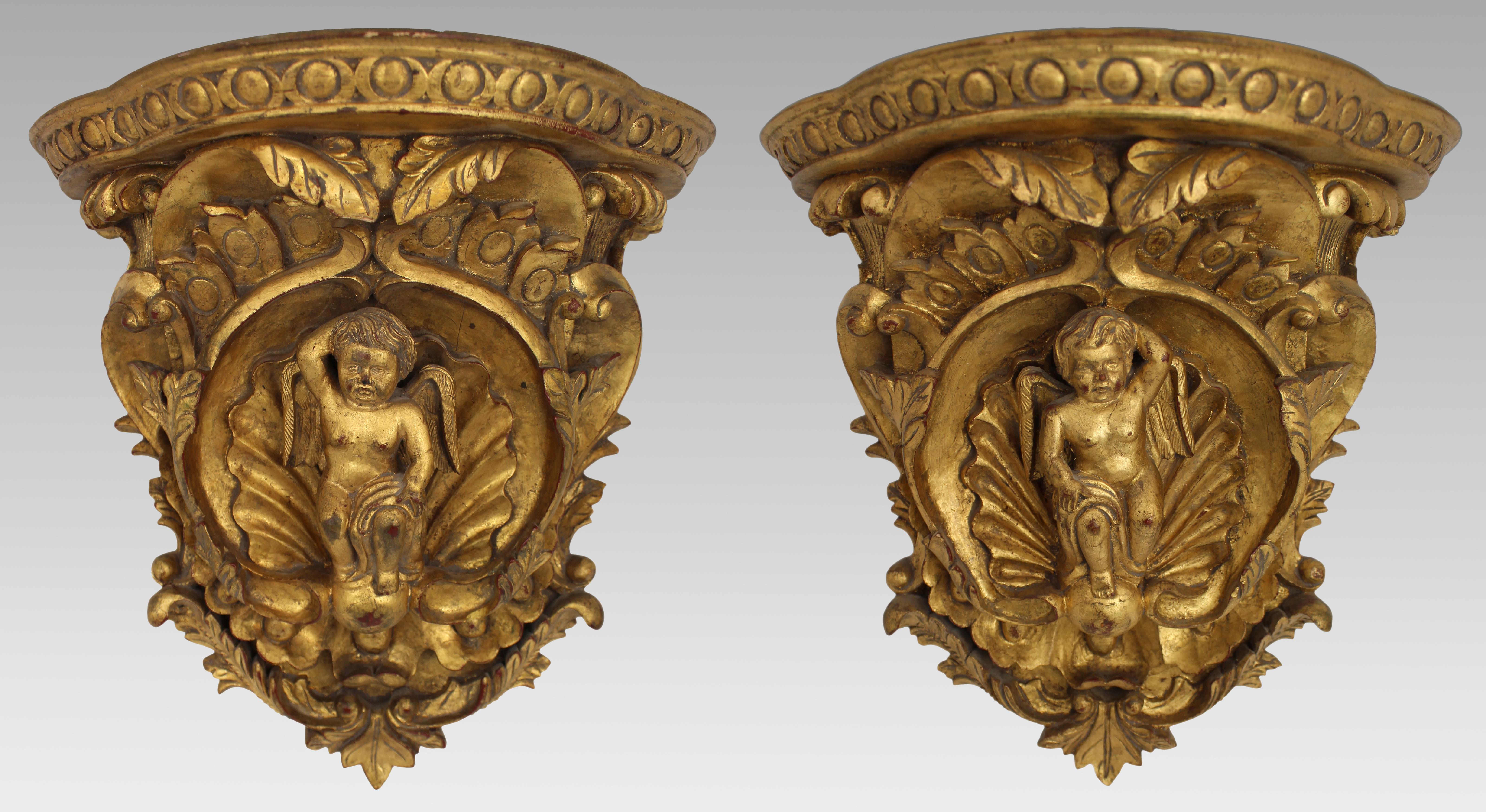 Coppia di mensole da parete in legno dorato di epoca barocca con motivi a cherubino, metà del XX secolo

Una coppia decorativa e ben eseguita di mensole da parete in legno dorato intagliato a mano, risalenti alla metà del XX secolo, in stile Baroque