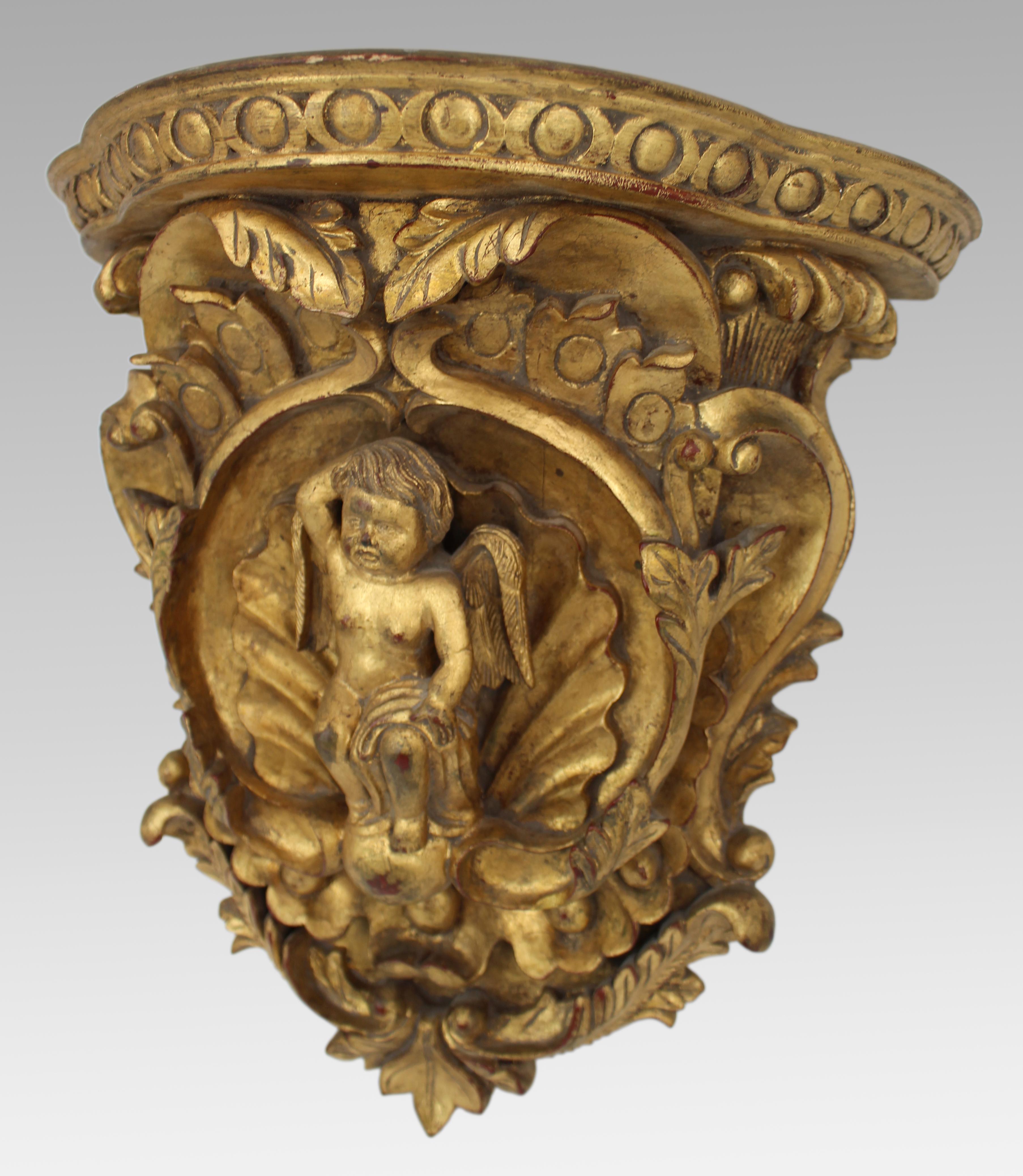 Intagliato a mano Coppia di mensole da parete in legno dorato di epoca barocca con motivi a cherubino in vendita