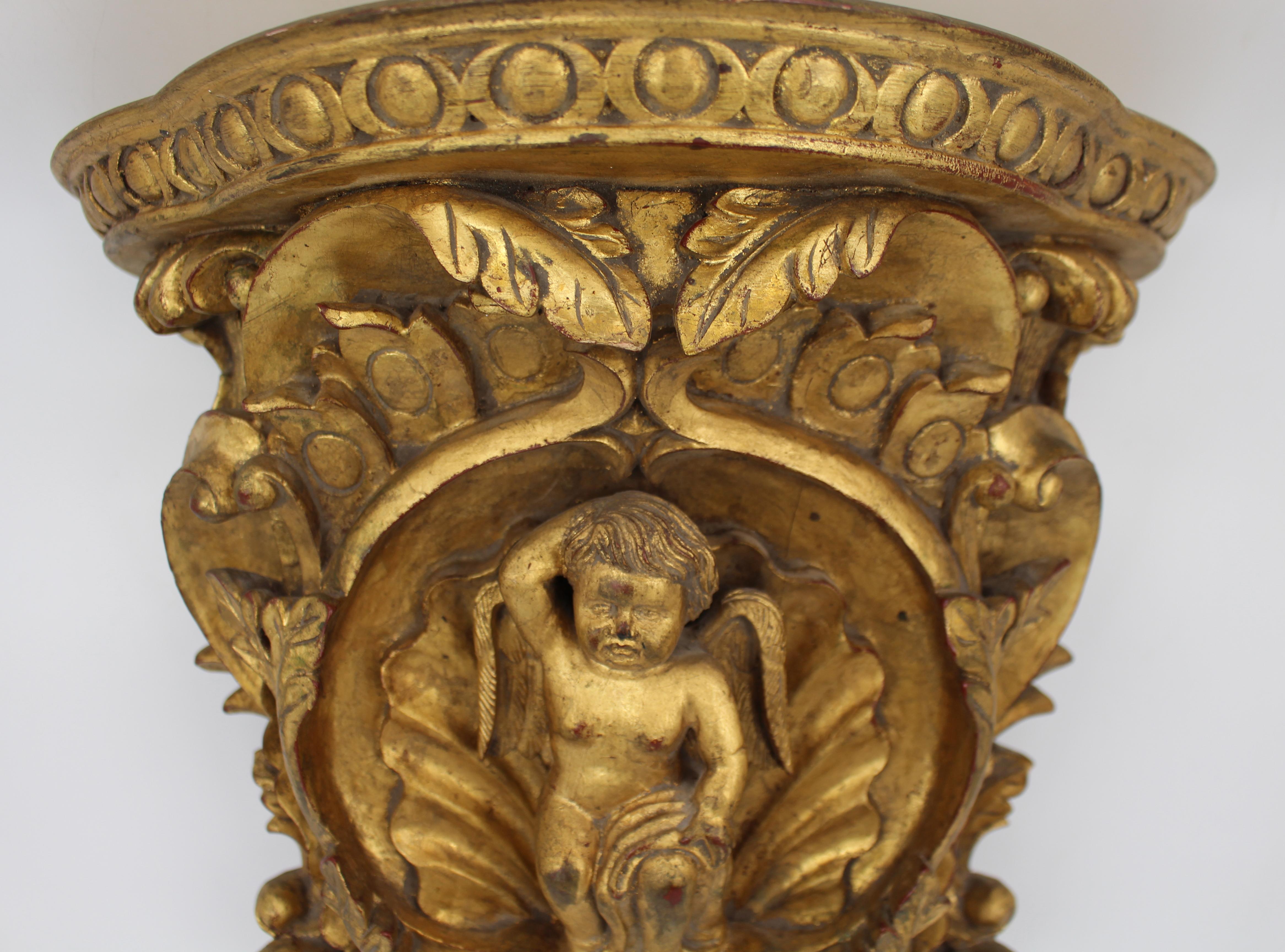 XX secolo Coppia di mensole da parete in legno dorato di epoca barocca con motivi a cherubino in vendita