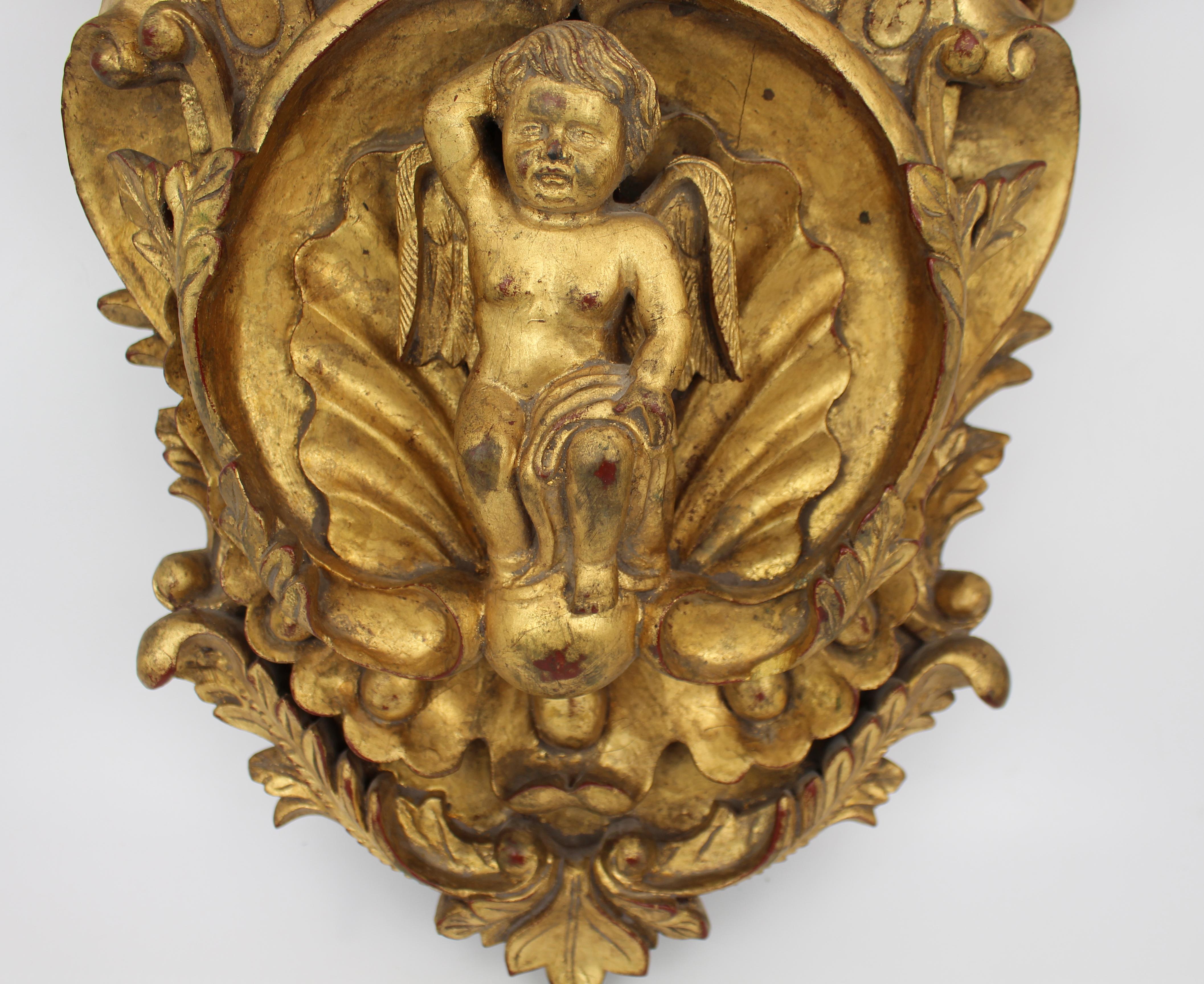 Legno dorato Coppia di mensole da parete in legno dorato di epoca barocca con motivi a cherubino in vendita
