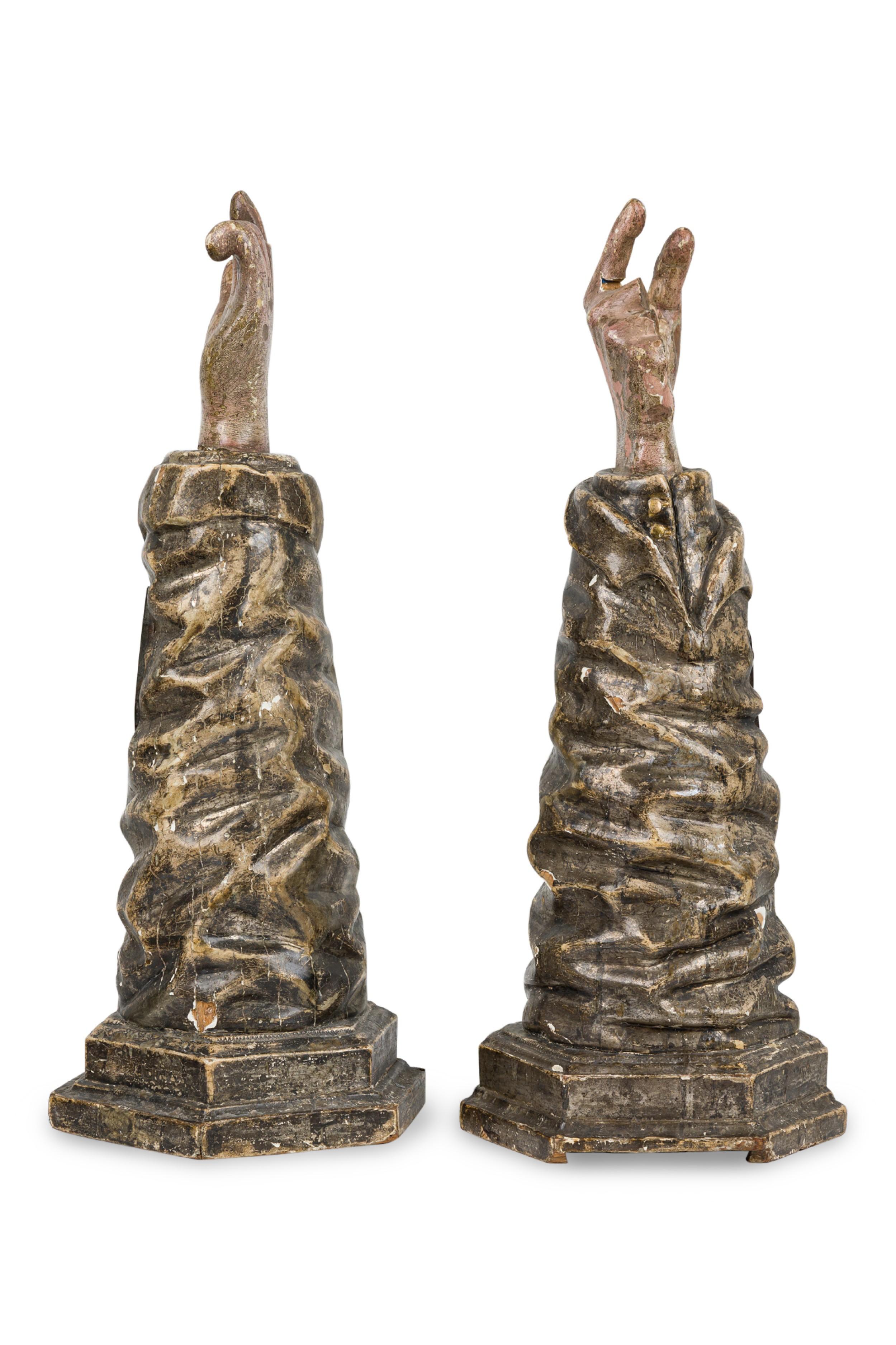 Dipinto a mano Coppia di Reliquiari barocchi italiani in argento dorato e dipinto a mano in vendita