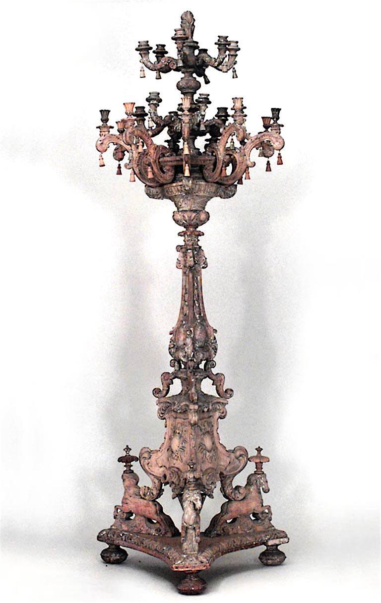 Paire de torchères de style baroque italien (19e siècle) en pin, hêtre et peuplier, à 24 bras, avec 3 pieds à volutes sur chevaux (dans le style de PIRANESI)
