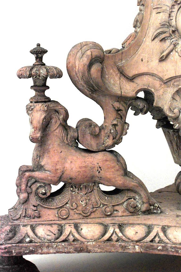 Paire de torchères de sol baroques italiennes en bois sculpté en vente 1