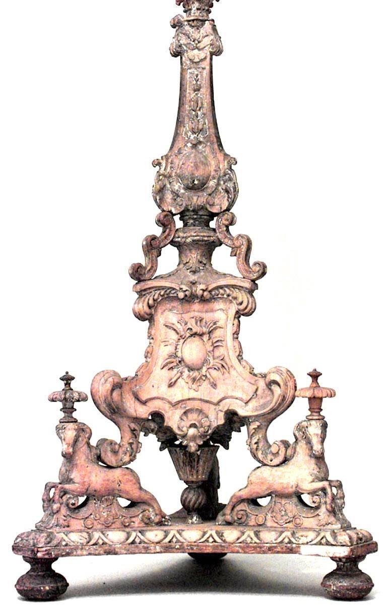 Paire de torchères de sol baroques italiennes en bois sculpté en vente 2