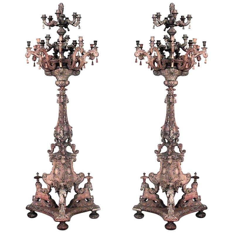 Paire de torchères de sol baroques italiennes en bois sculpté