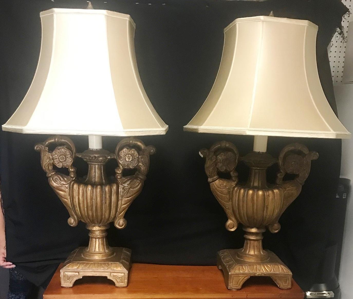 Paire de lampes en forme d'urne en bois doré sculpté de style baroque italien 6
