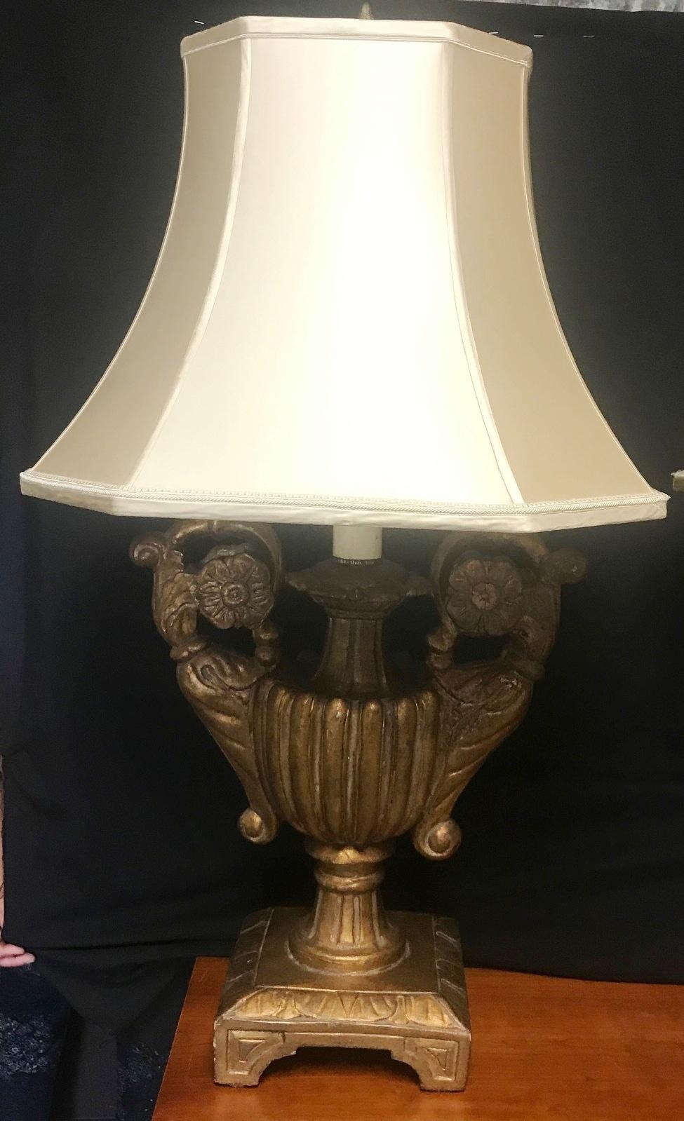 Paire de lampes en forme d'urne en bois doré sculpté de style baroque italien 7