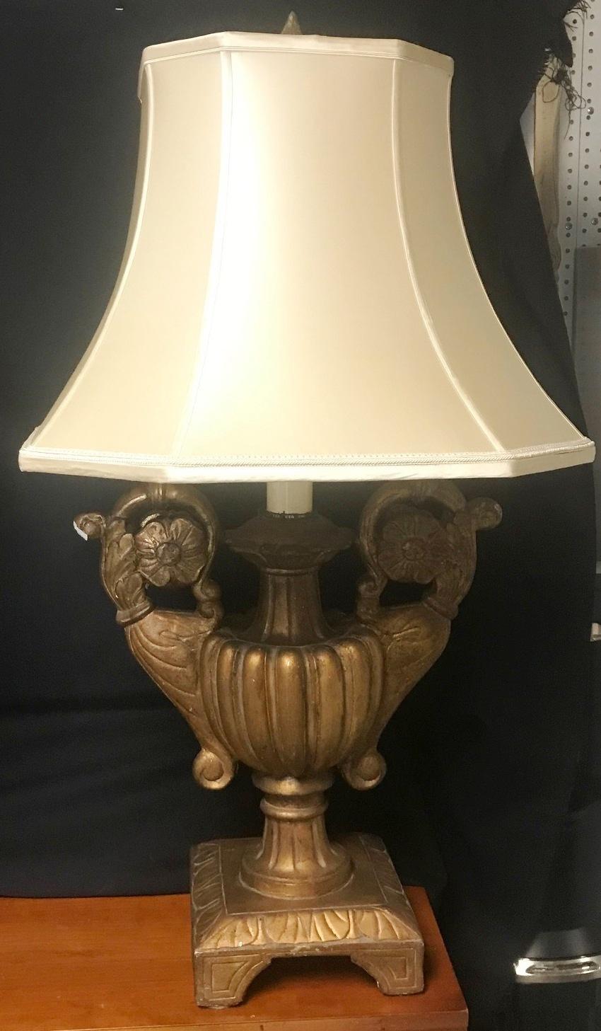 Paire de lampes en forme d'urne en bois doré sculpté de style baroque italien 8