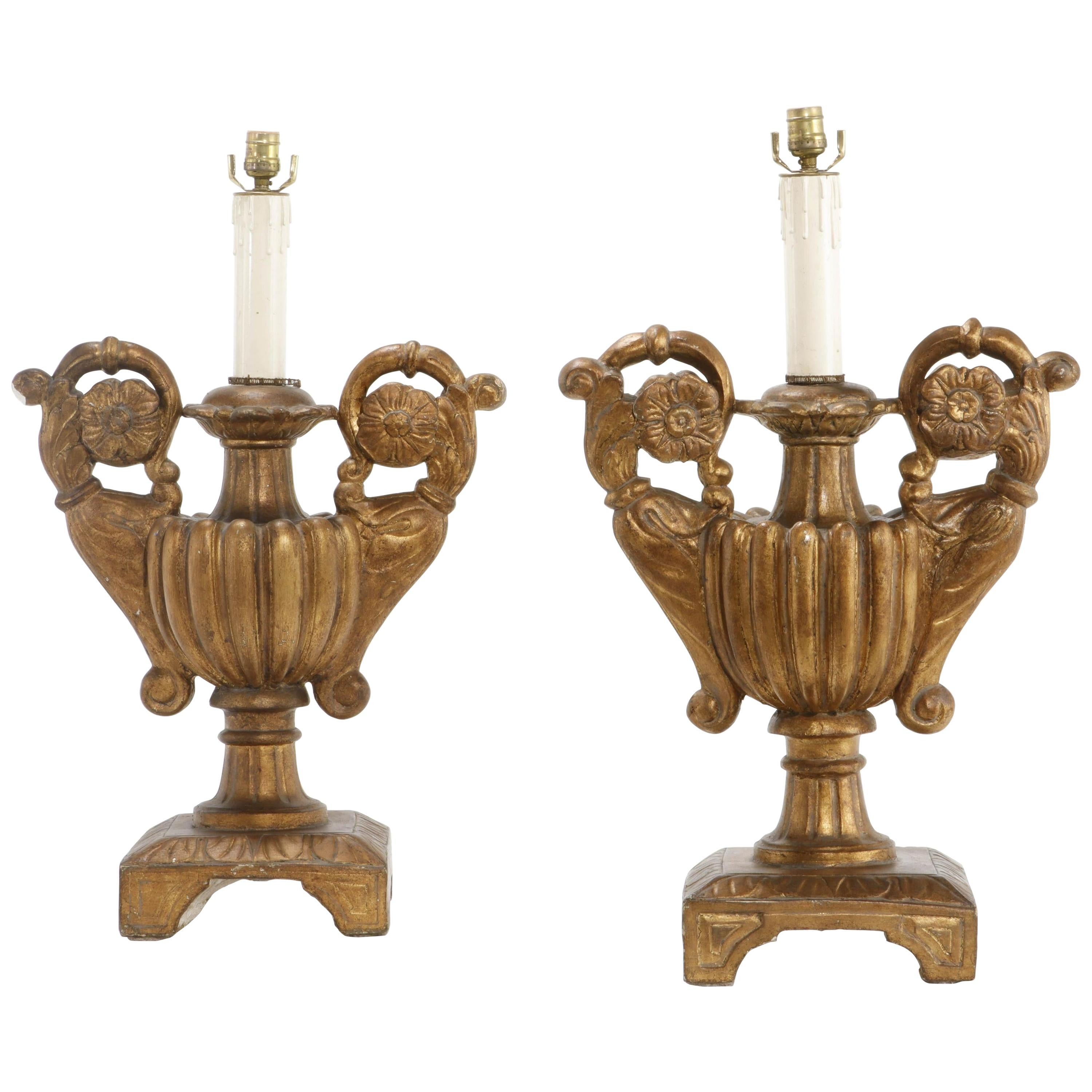 Paire de lampes en forme d'urne en bois doré sculpté de style baroque italien