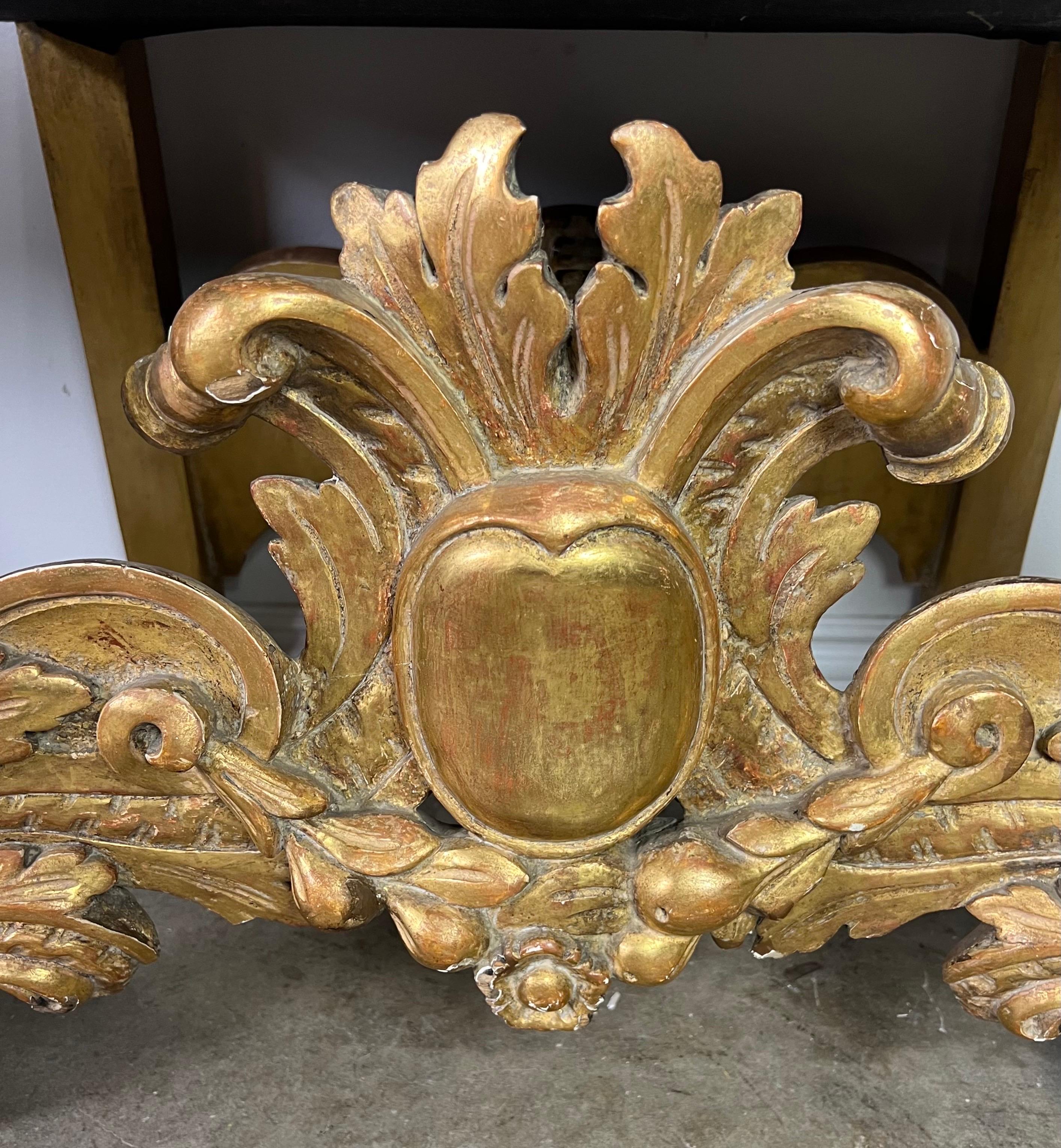 Début du 20ème siècle Paire de bancs italiens de style baroque en bois doré, vers 1920 en vente