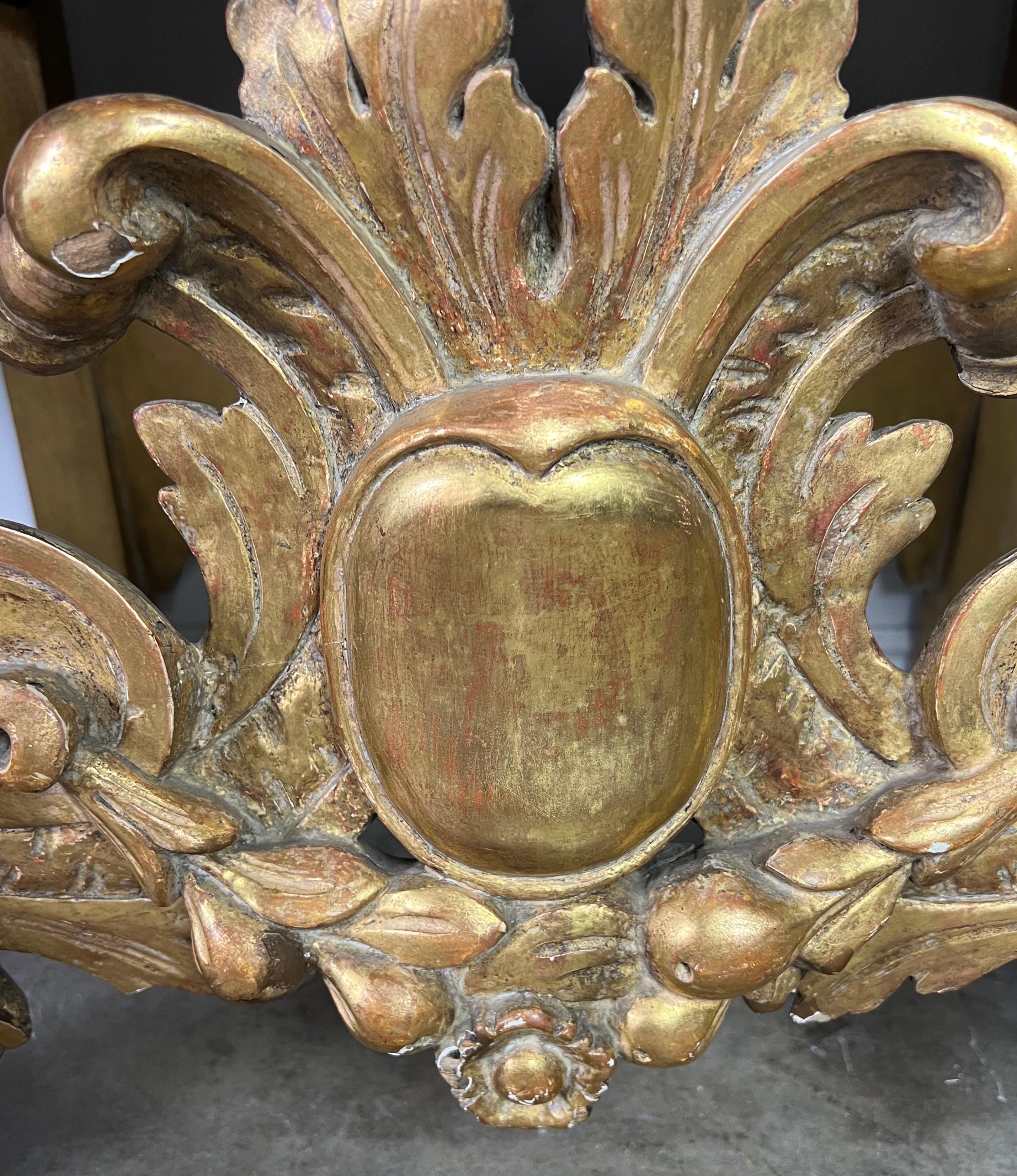 Velours Paire de bancs italiens de style baroque en bois doré, vers 1920 en vente