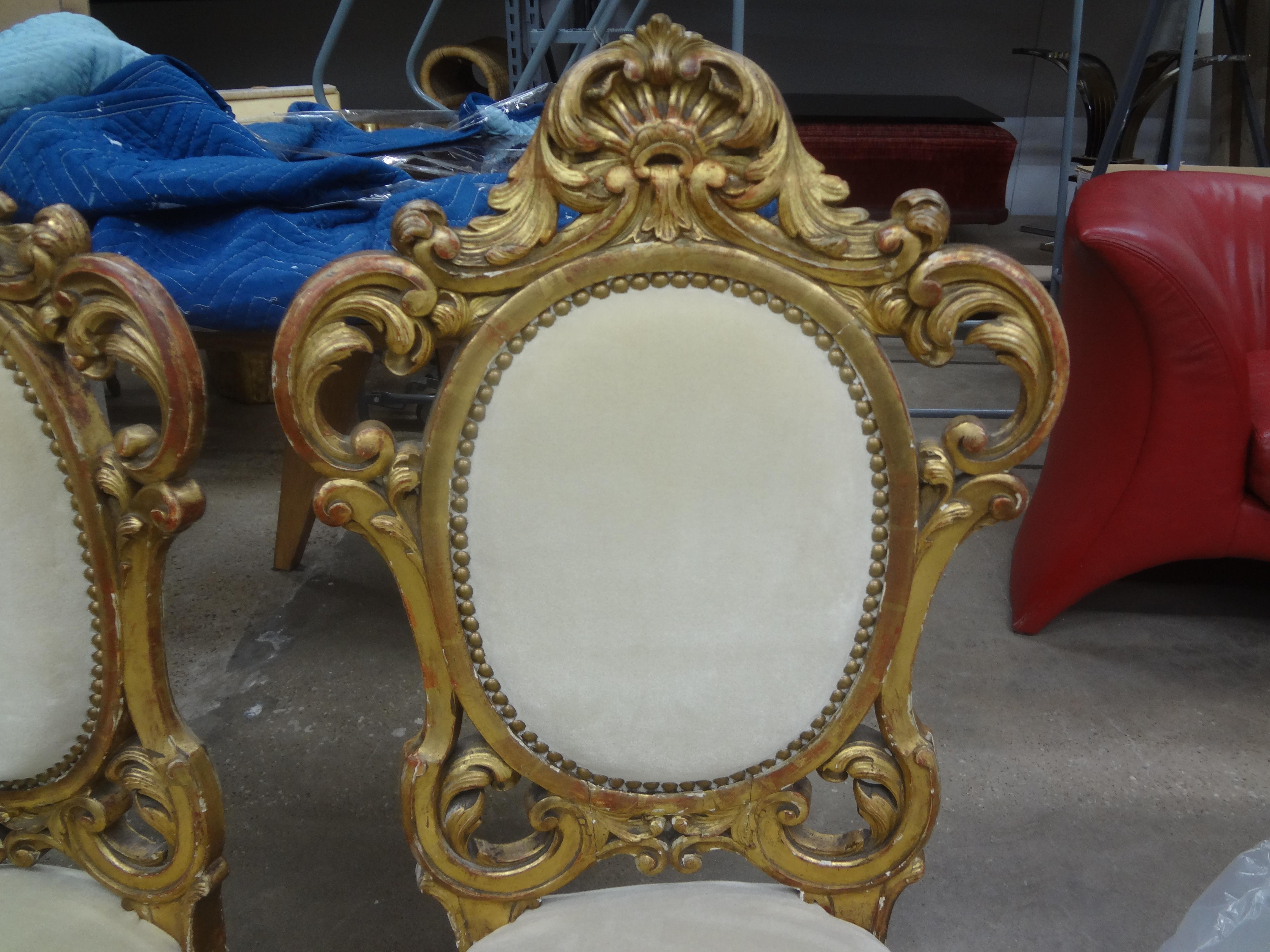Barocco Coppia di sedie in legno dorato in stile barocco italiano in vendita