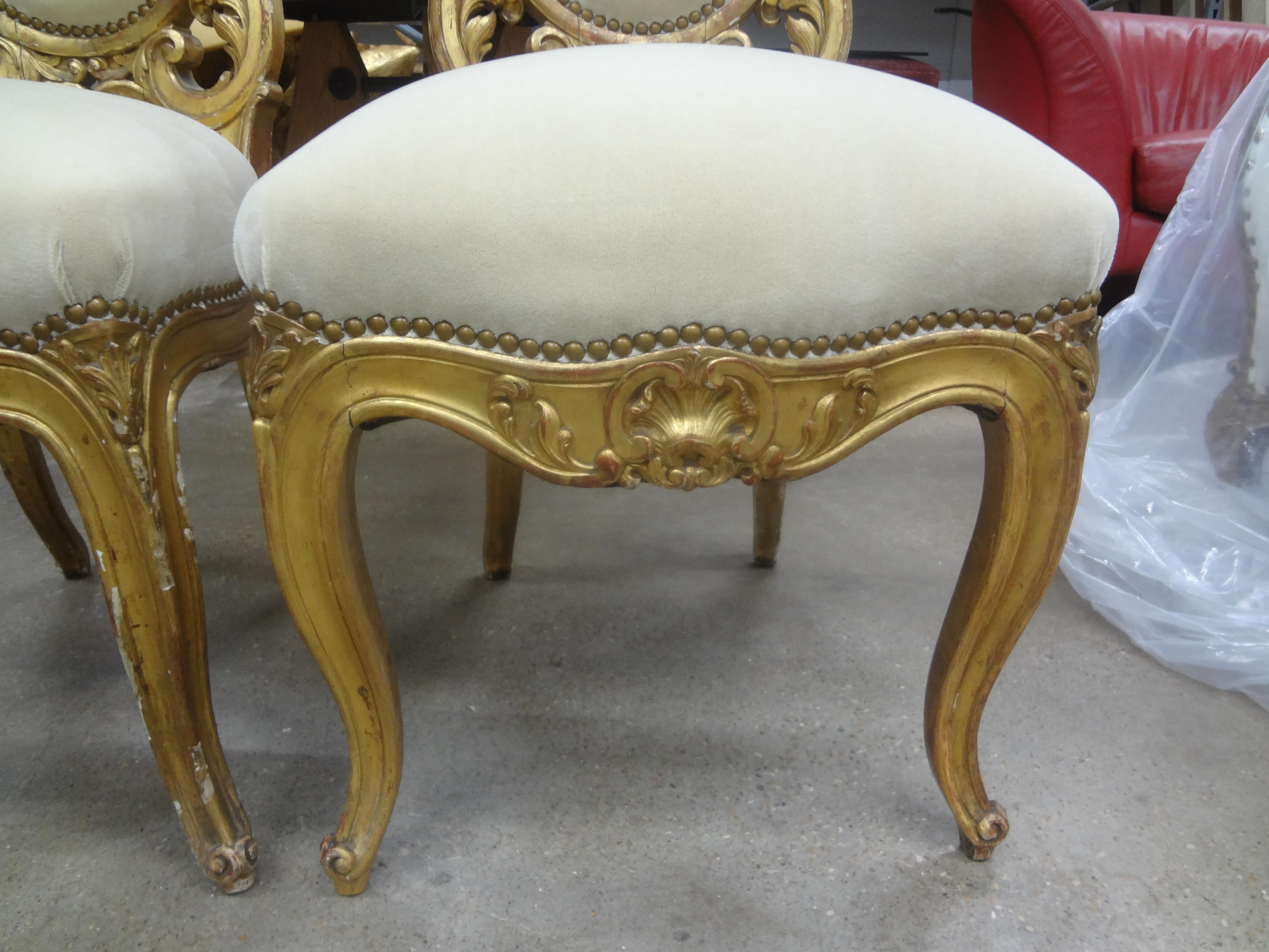 Mohair Paire de chaises en bois doré de style baroque italien en vente