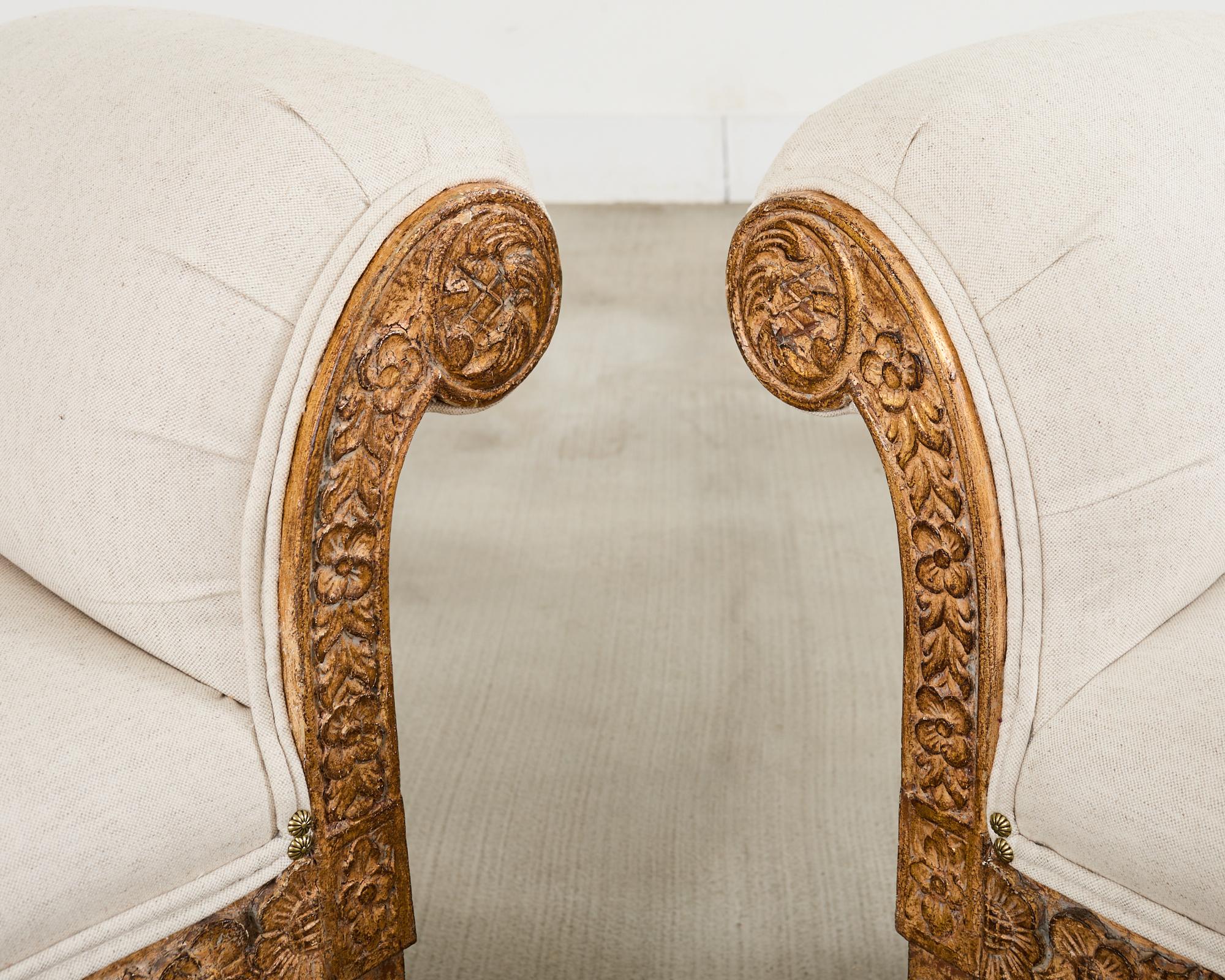 Paar italienische Barock-Stil Scroll Arm Bänke 5 Ft. (20. Jahrhundert) im Angebot