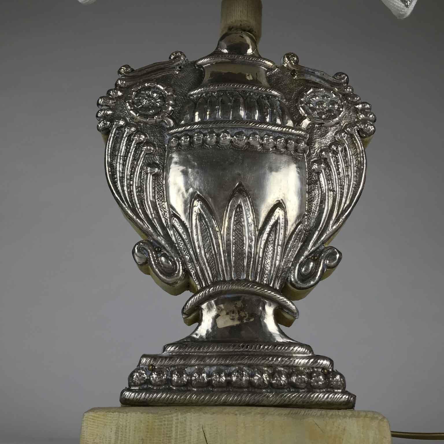 Italiano Coppia di Lampade Italiane Vasi Argentati Fatti a Mano Paralumi a Corona 1980 in vendita